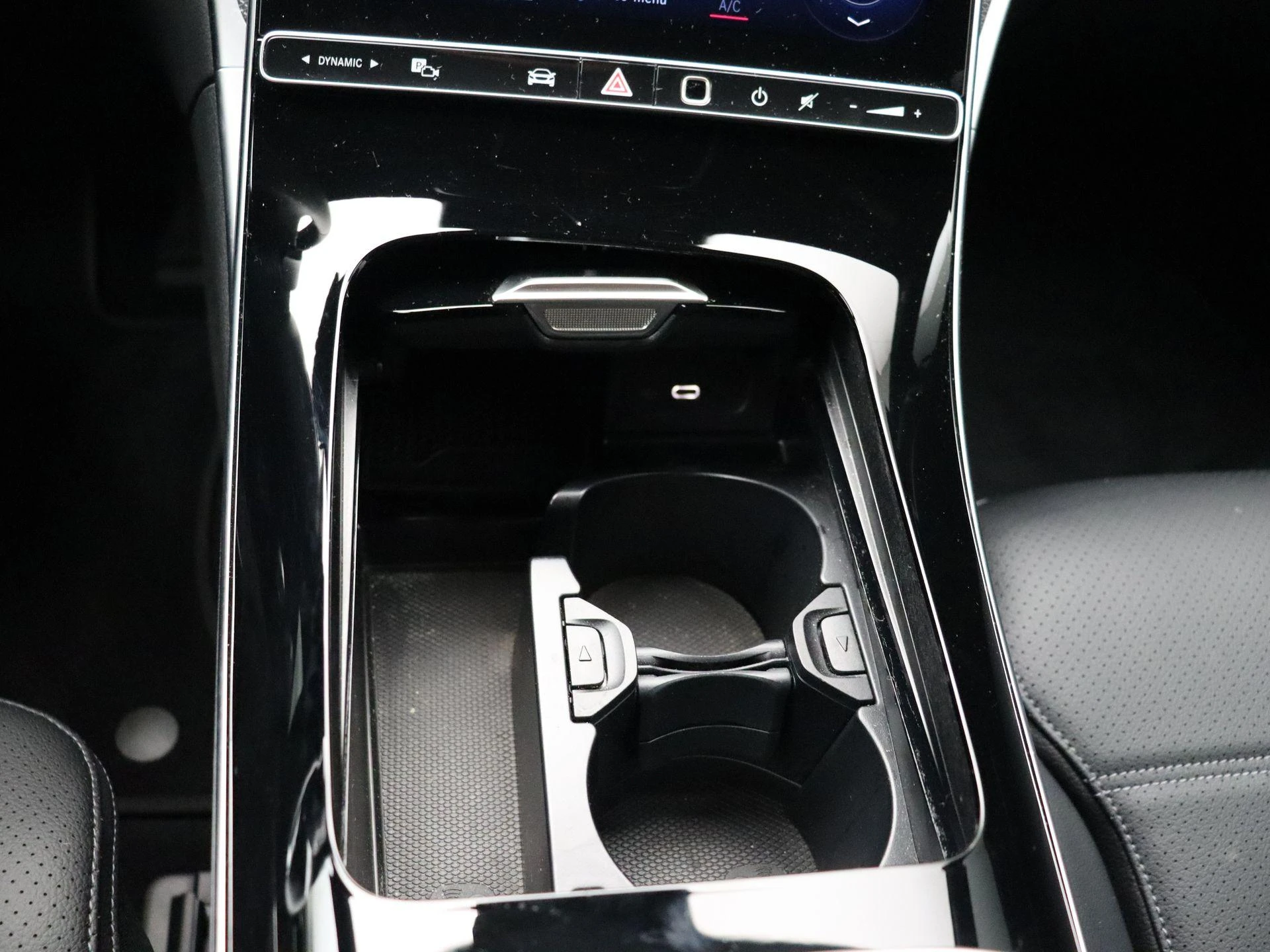 Mercedes-Benz-C-Klasse-image-20
