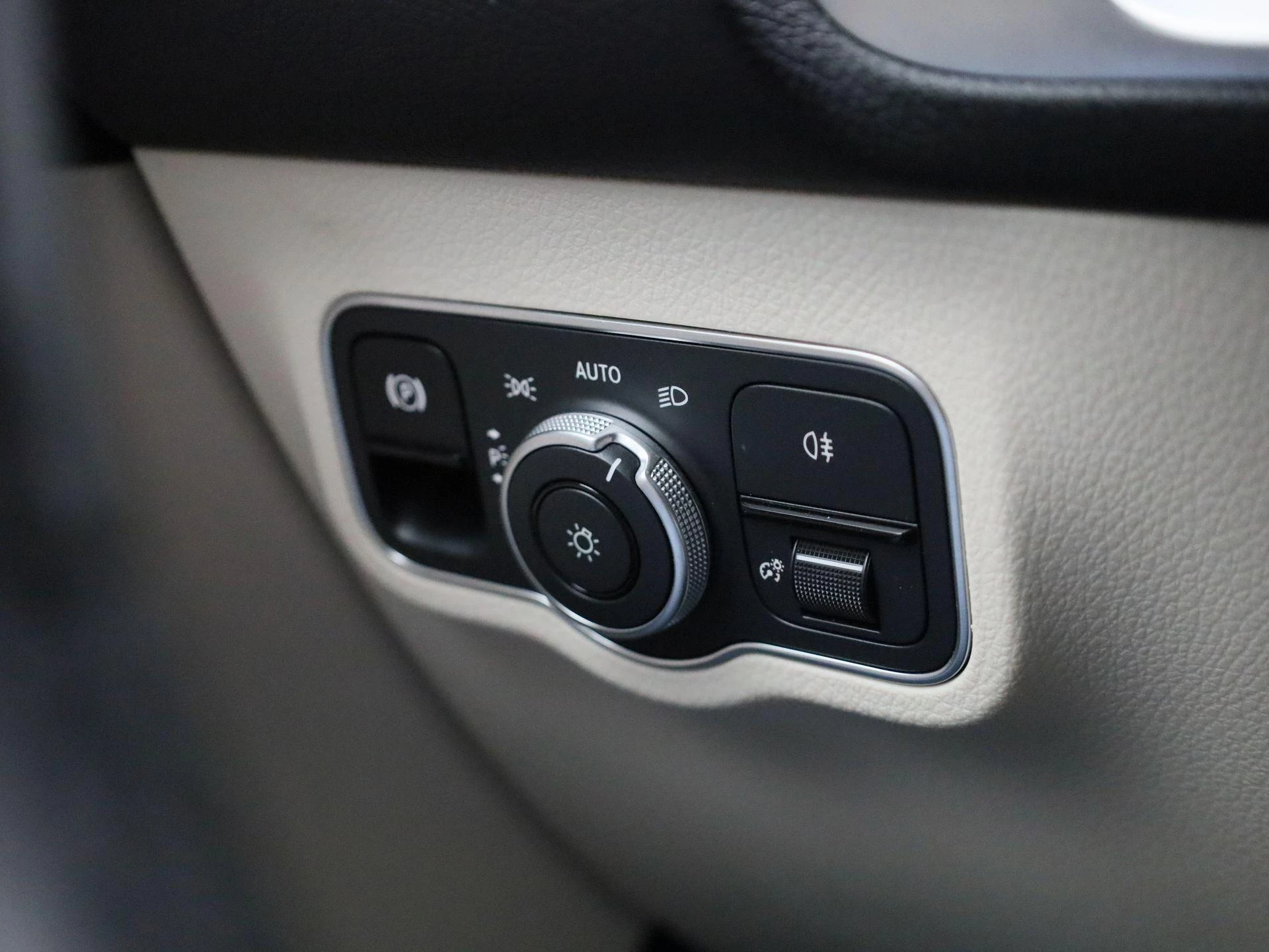 Mercedes-Benz GLB 200 LUXURY LINE + LEDER + PANO + 7-ZIT + CARPLAY +