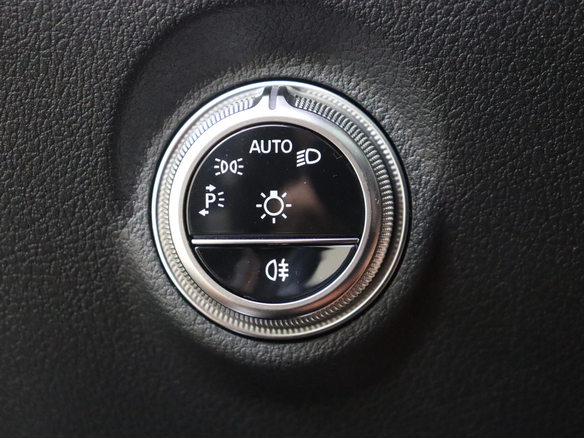 Mercedes-Benz-C-Klasse-image-23