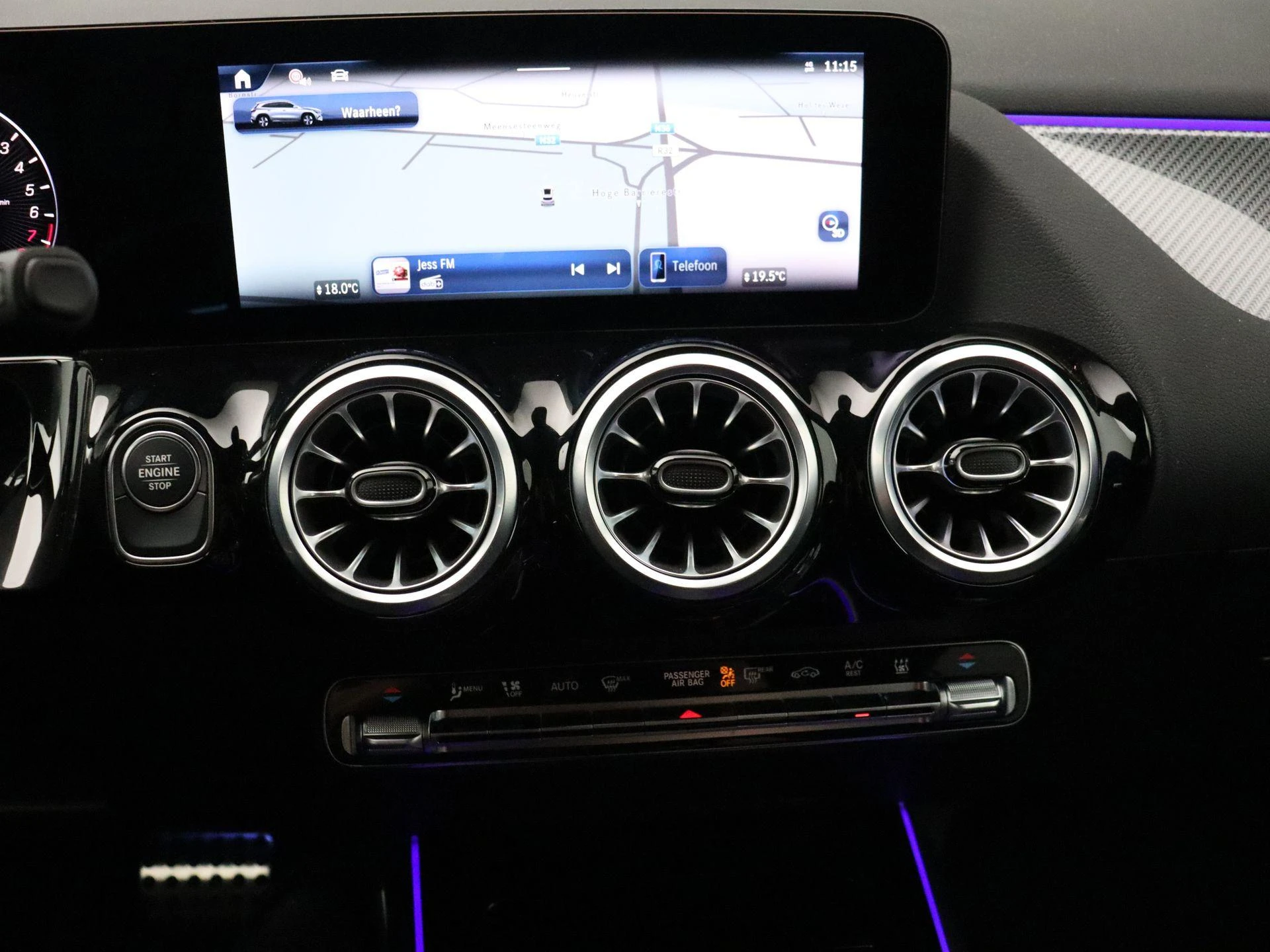 Mercedes-Benz-GLA-image-16