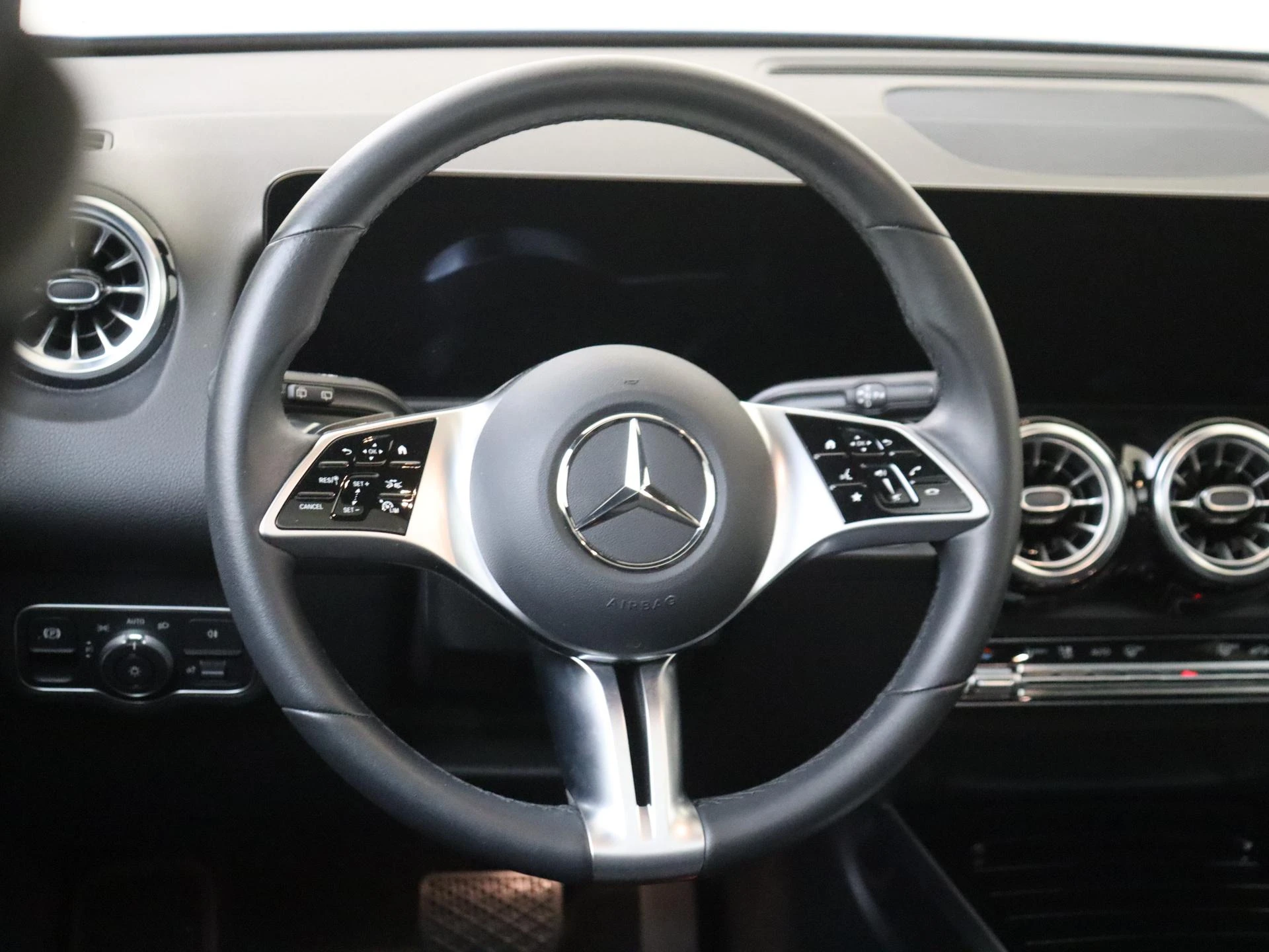 Mercedes-Benz-EQB-image-10