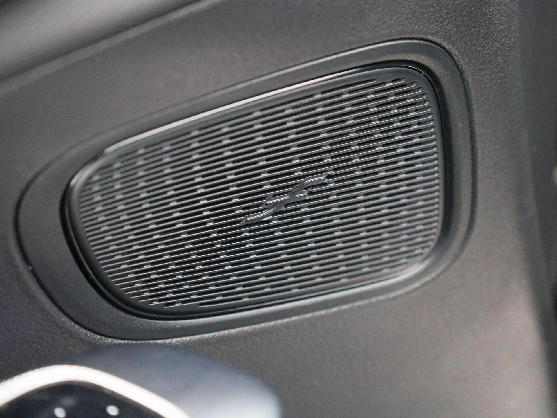 Mercedes-Benz-GLC-image-36