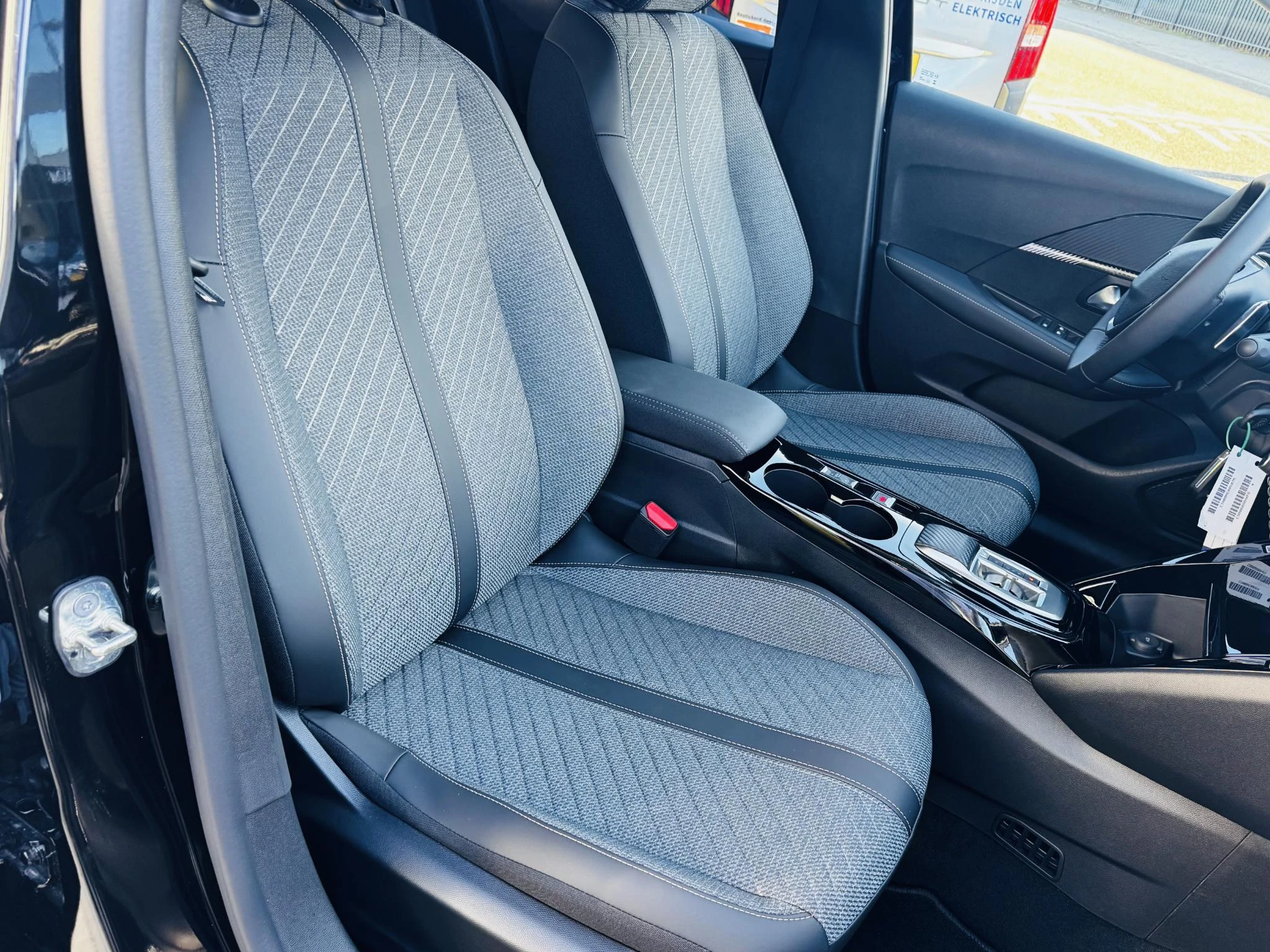 Peugeot-208-image-28
