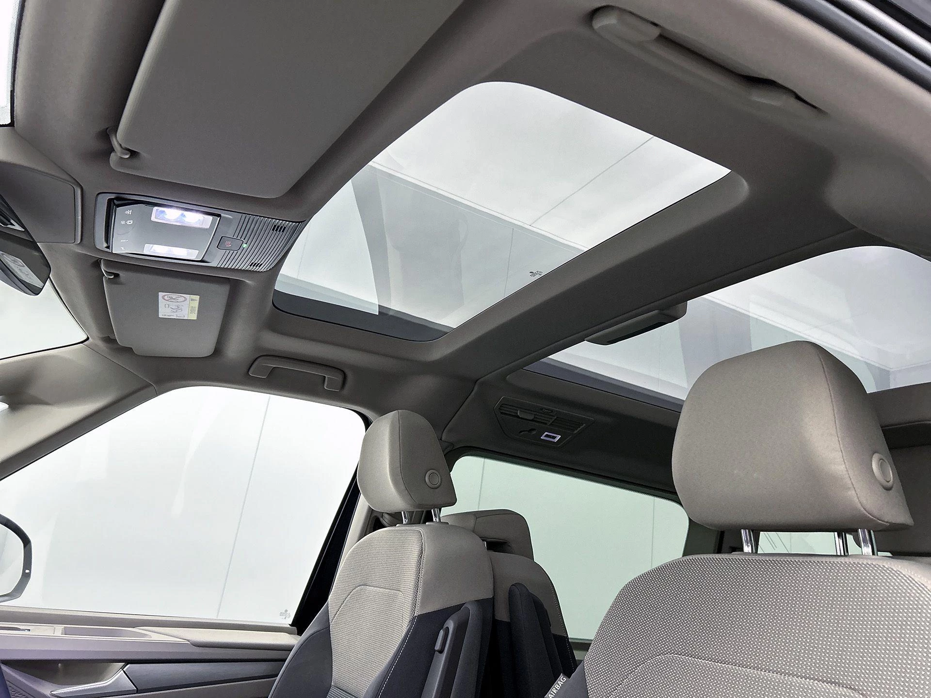 Volkswagen-Multivan-image-25