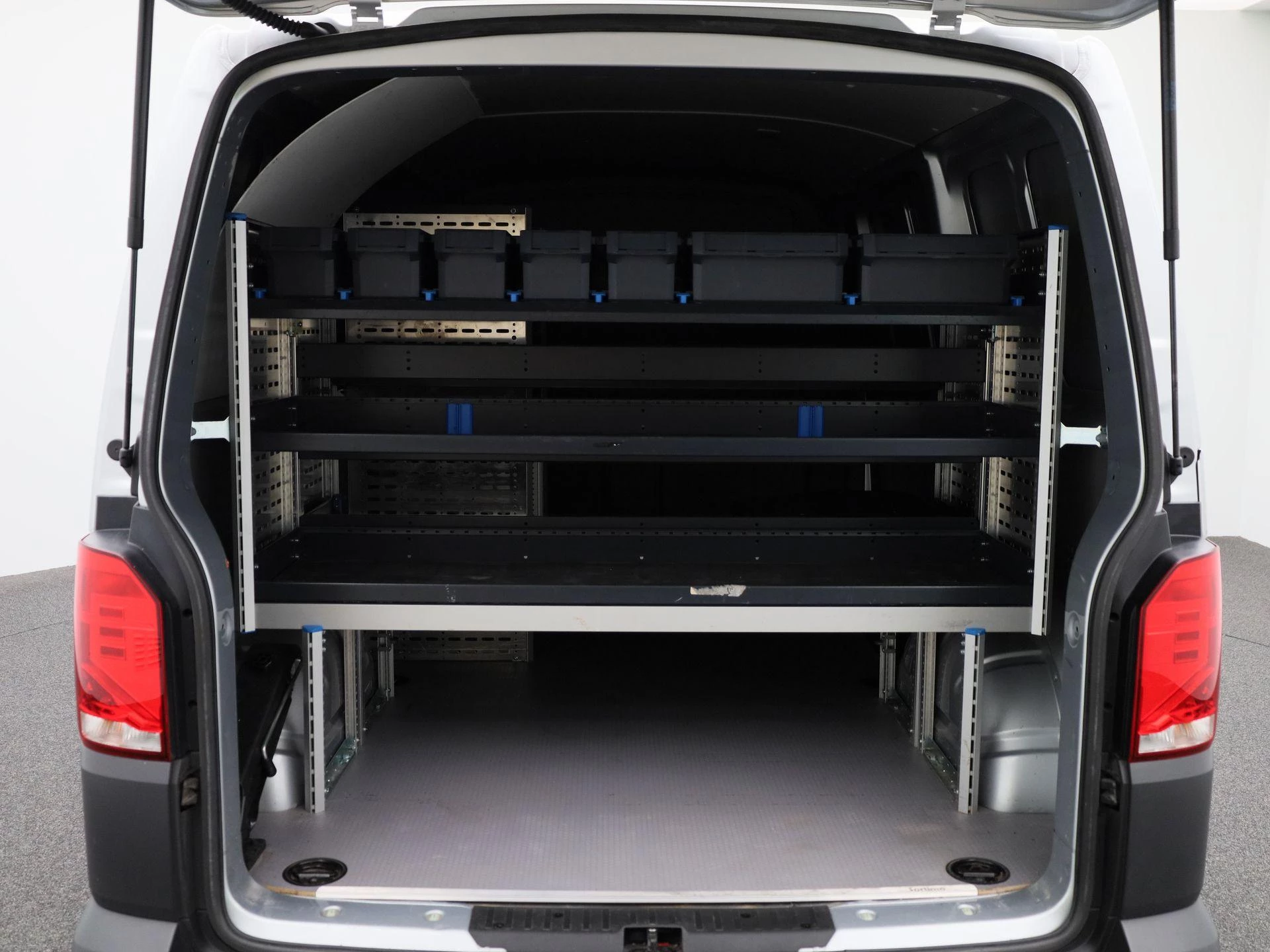 Volkswagen-Transporter-image-15