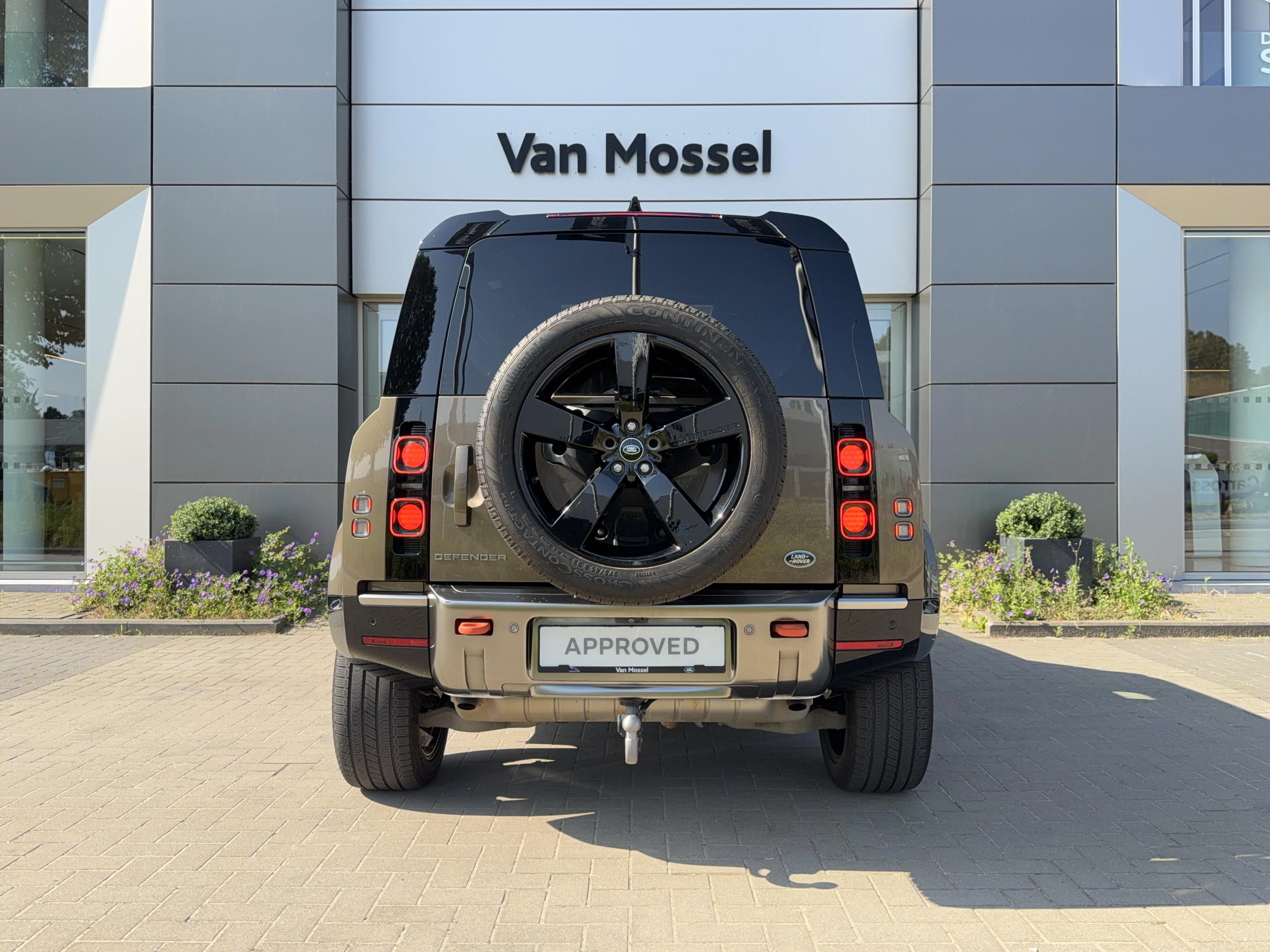 Land Rover Defender 110 P400e X AWD Auto