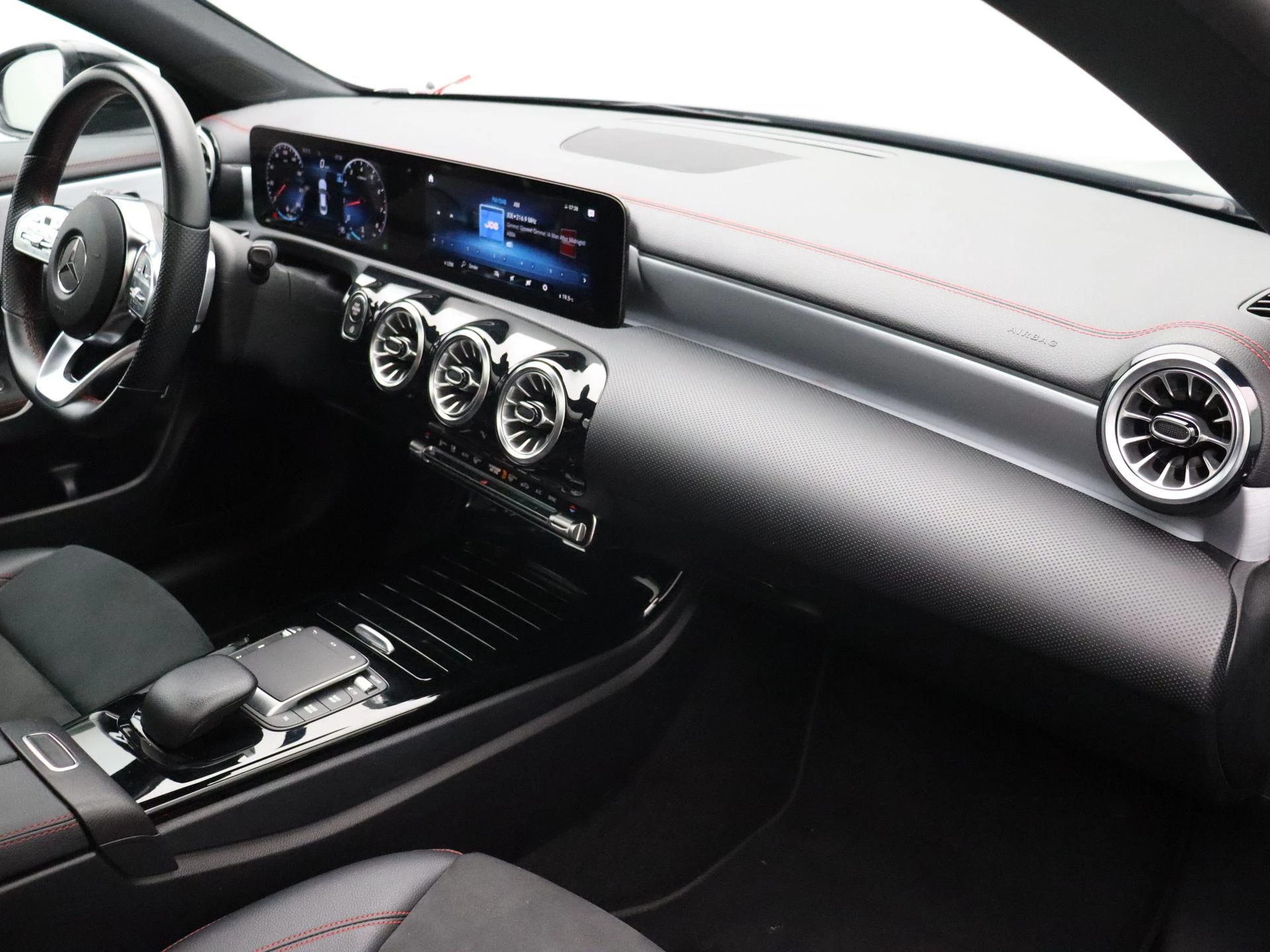 Mercedes-Benz CLA 200 AMG Line + PANO DAK + MULTIBEAM LED + CARPLAY +