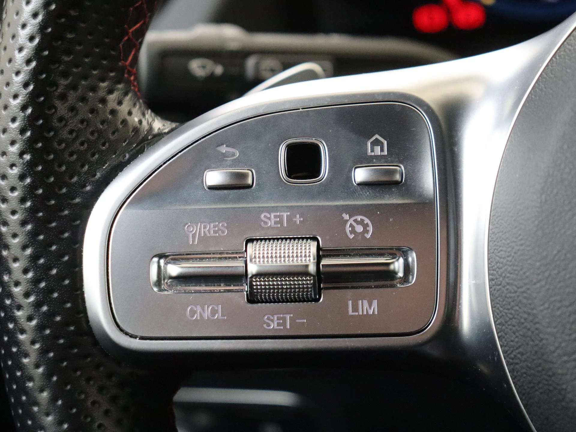Mercedes-Benz-GLA-image-15