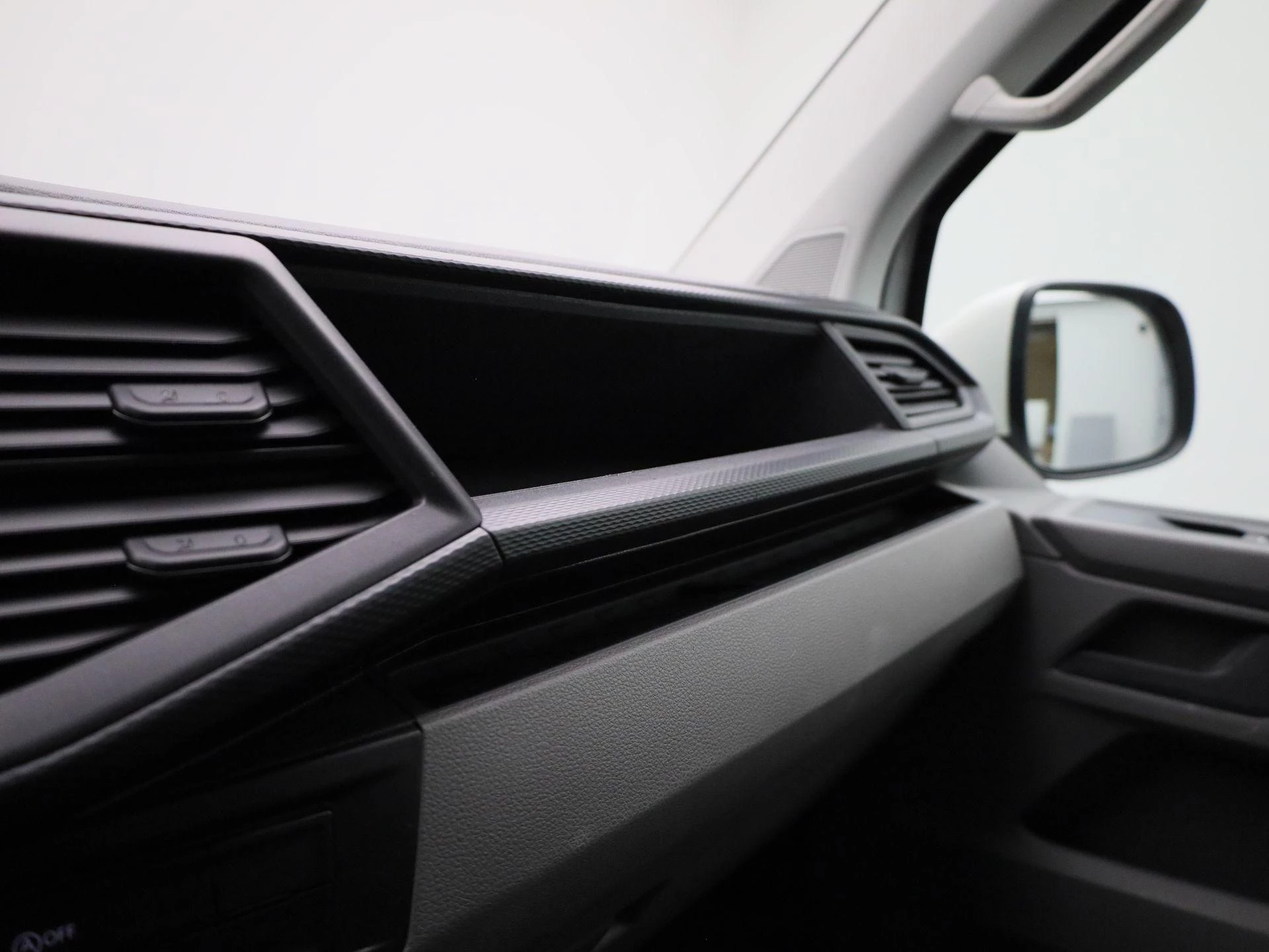 Volkswagen-Transporter-image-16