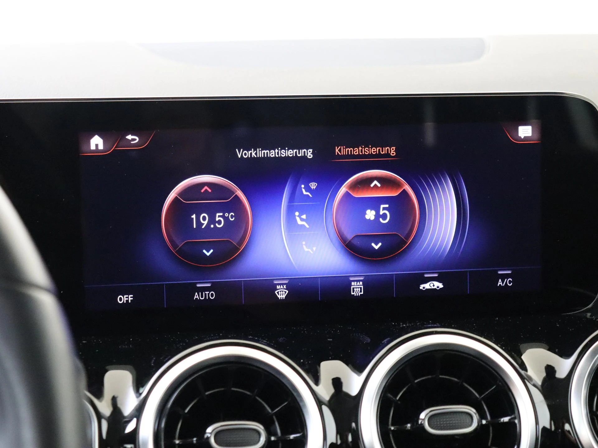 Mercedes-Benz-GLA-image-18