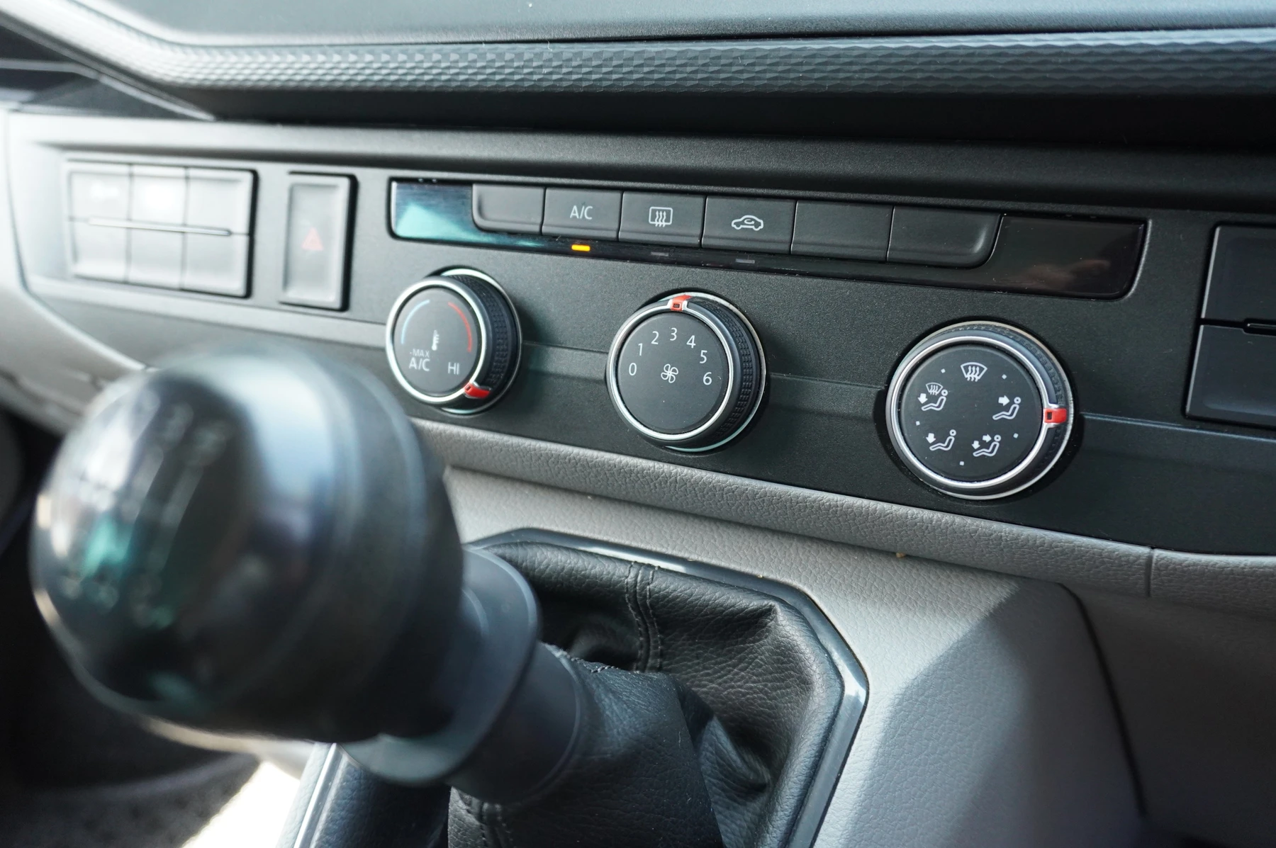 Volkswagen-Transporter-image-34
