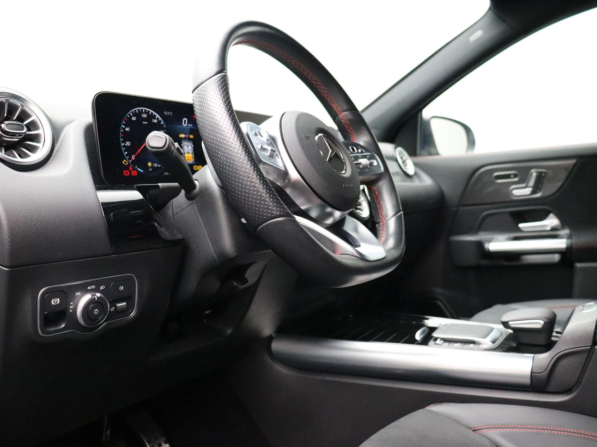 Mercedes-Benz-GLA-image-10