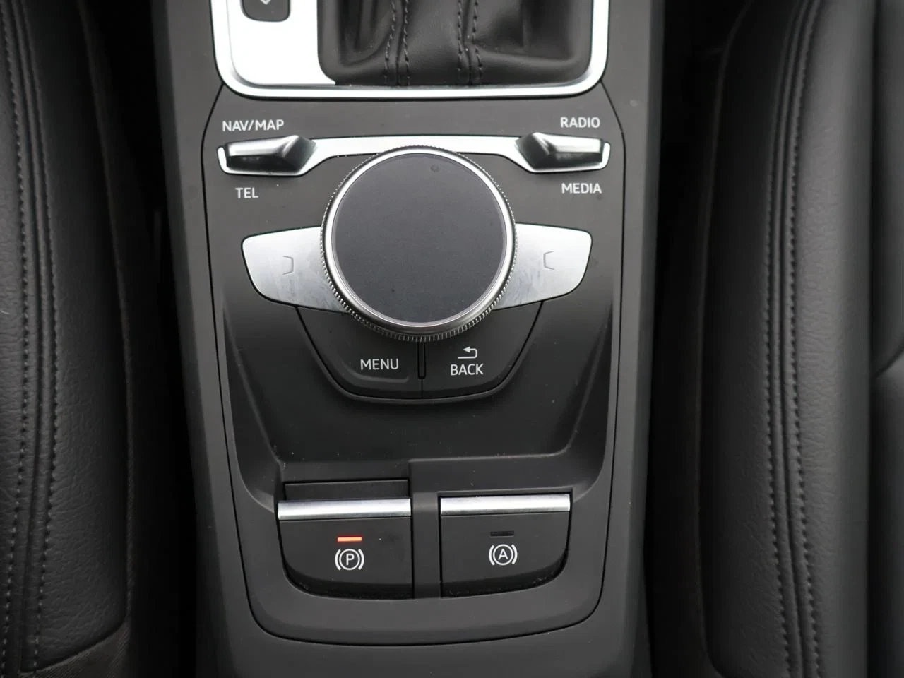 Audi Q2 Audi Q2 Business Edition Advanced 35TFSI 150PK *AUTOMAAT*LEDER*TREKHAAK*CRUISE*PDC*CAMERA*NAVI*VIRTUAL COCKPIT*...*
