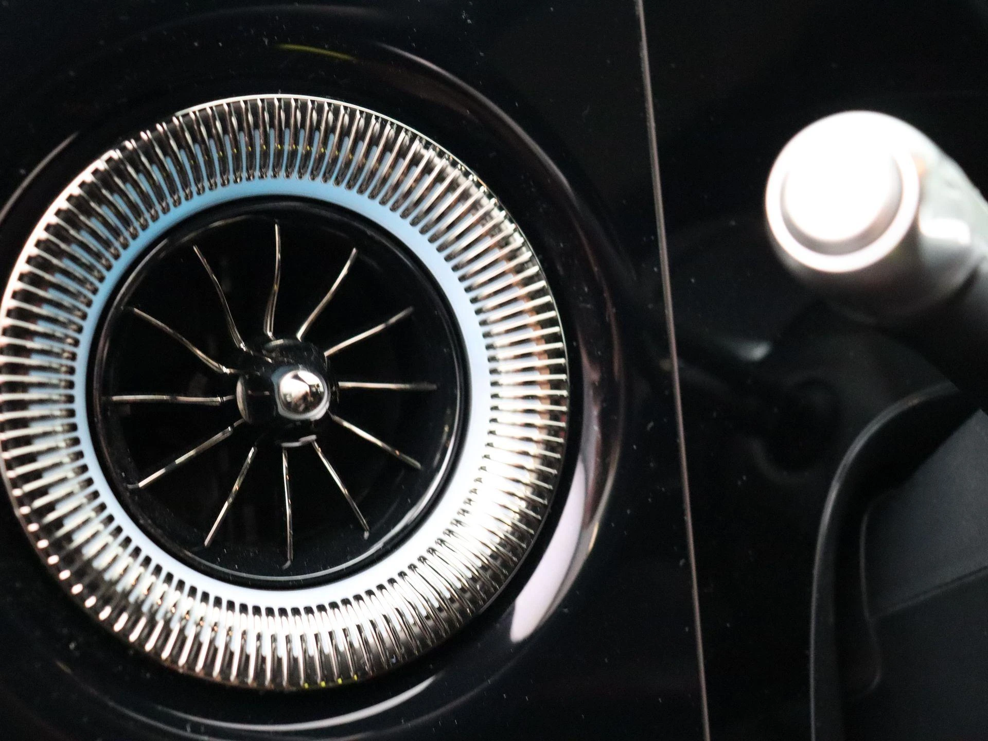 Mercedes-Benz-CLA-image-10