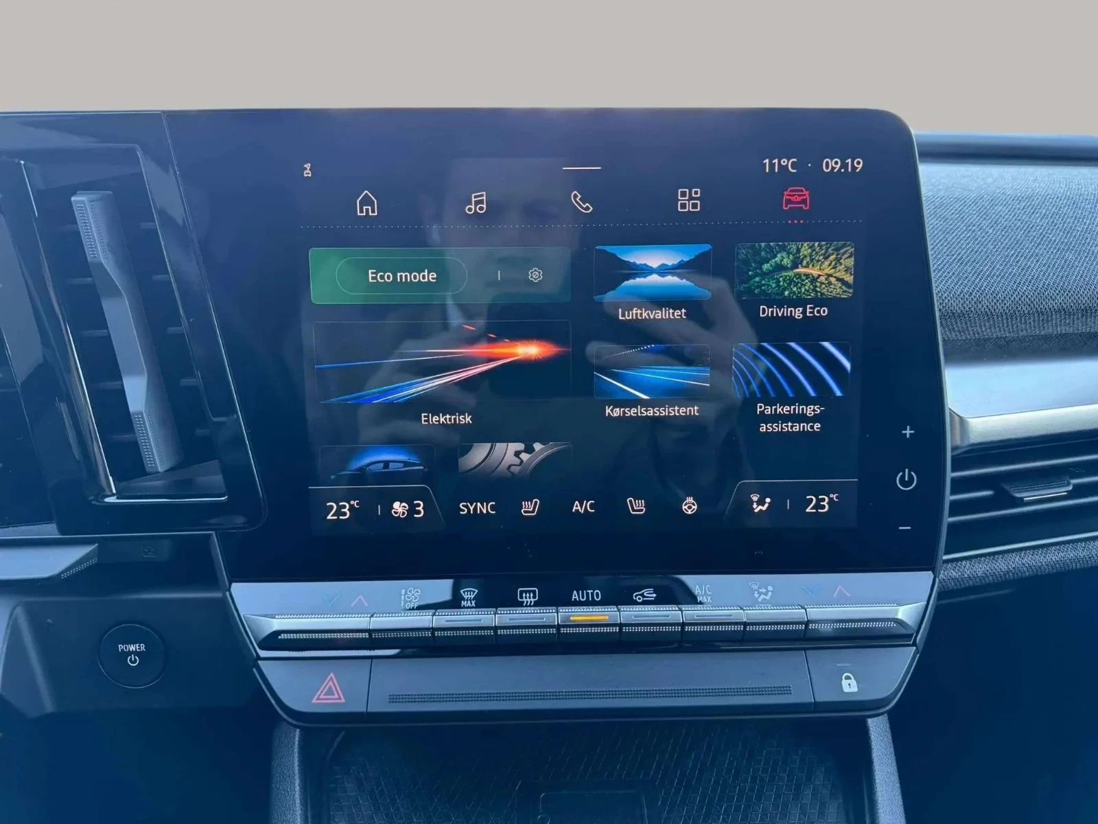 Renault-Megane E-Tech-image-15