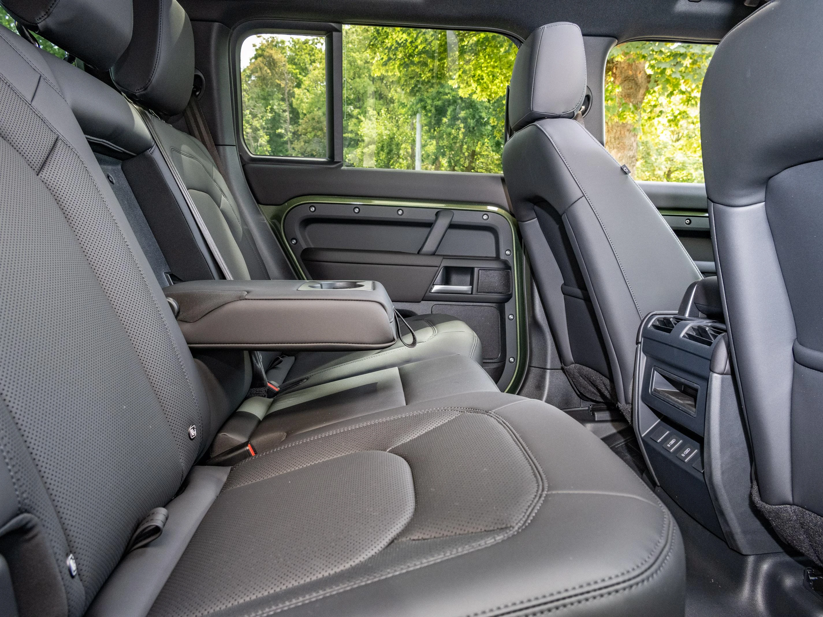Land Rover Defender D250 X-Dynamic SE