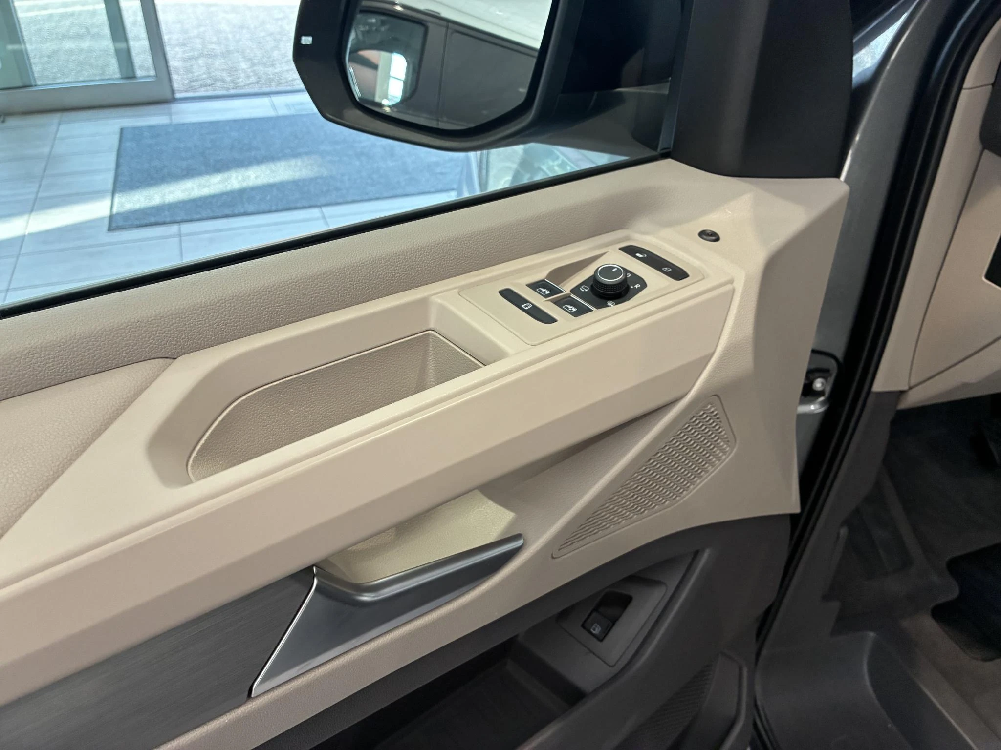Volkswagen-Multivan-image-10