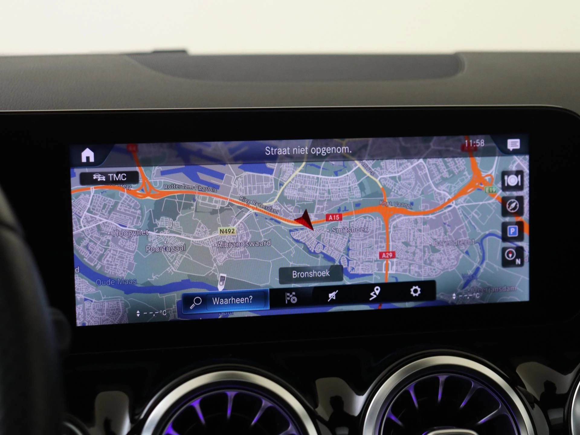 Mercedes-Benz-GLA-image-16