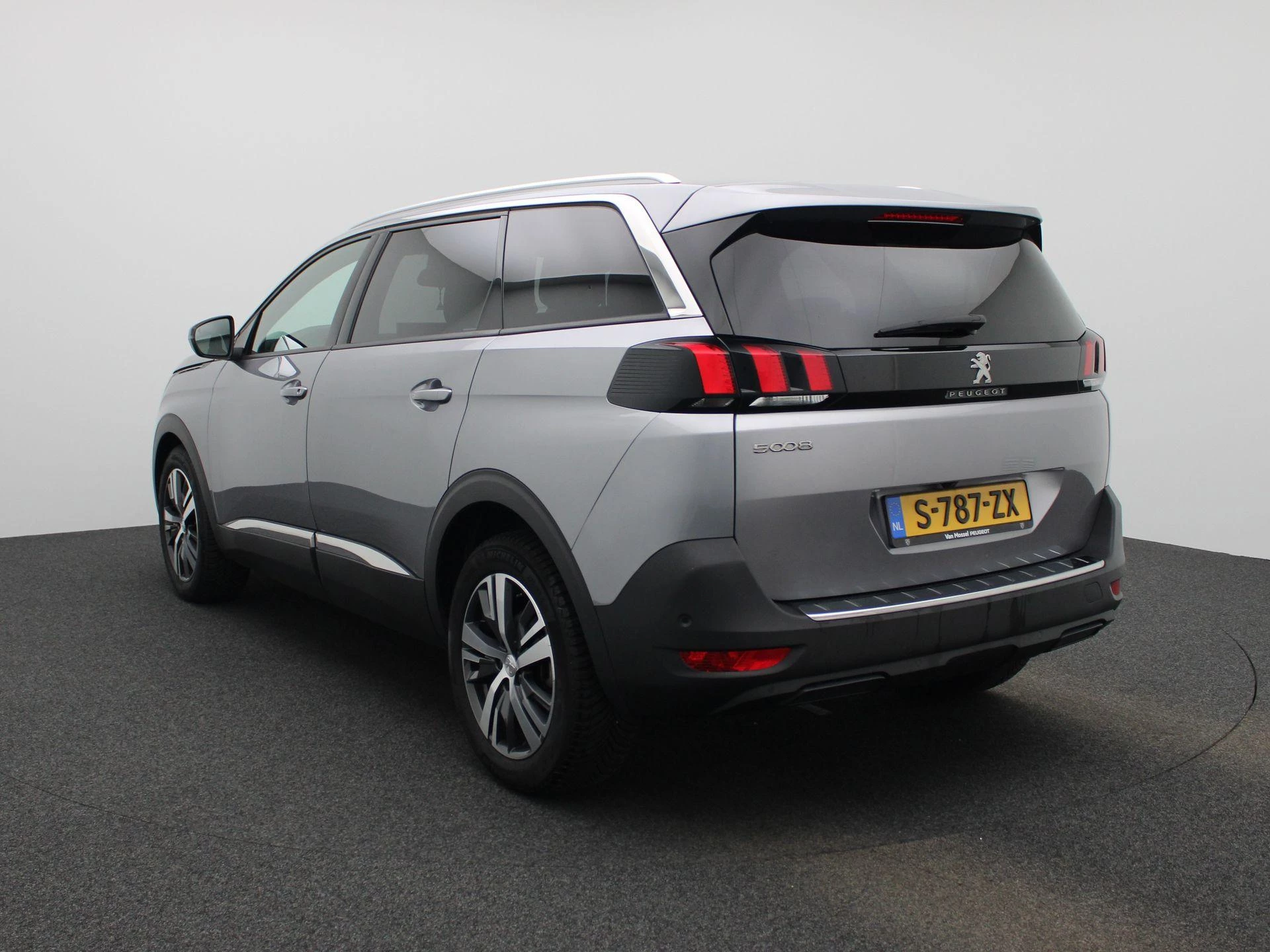 Peugeot-5008-image-1