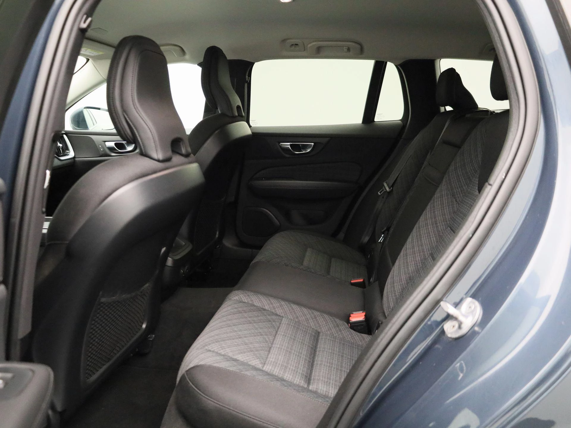 Volvo V60 B3 DCT Momentum Pro