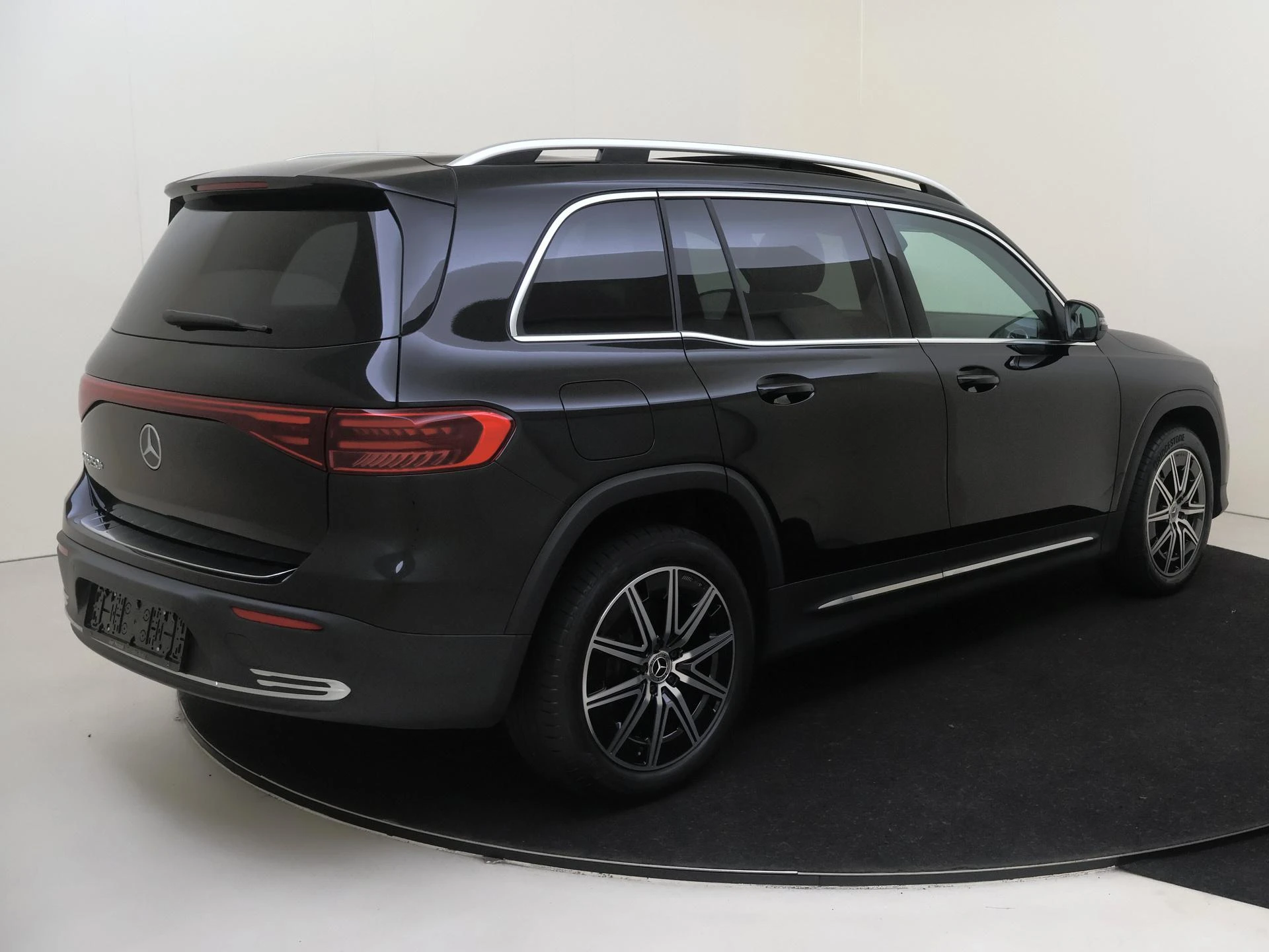 Mercedes-Benz-EQB-image-3