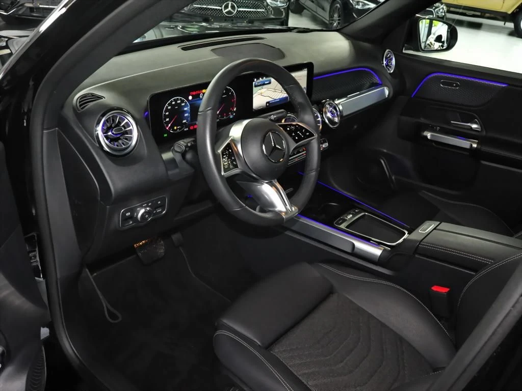 Mercedes-Benz-GLB 200 d-image-6