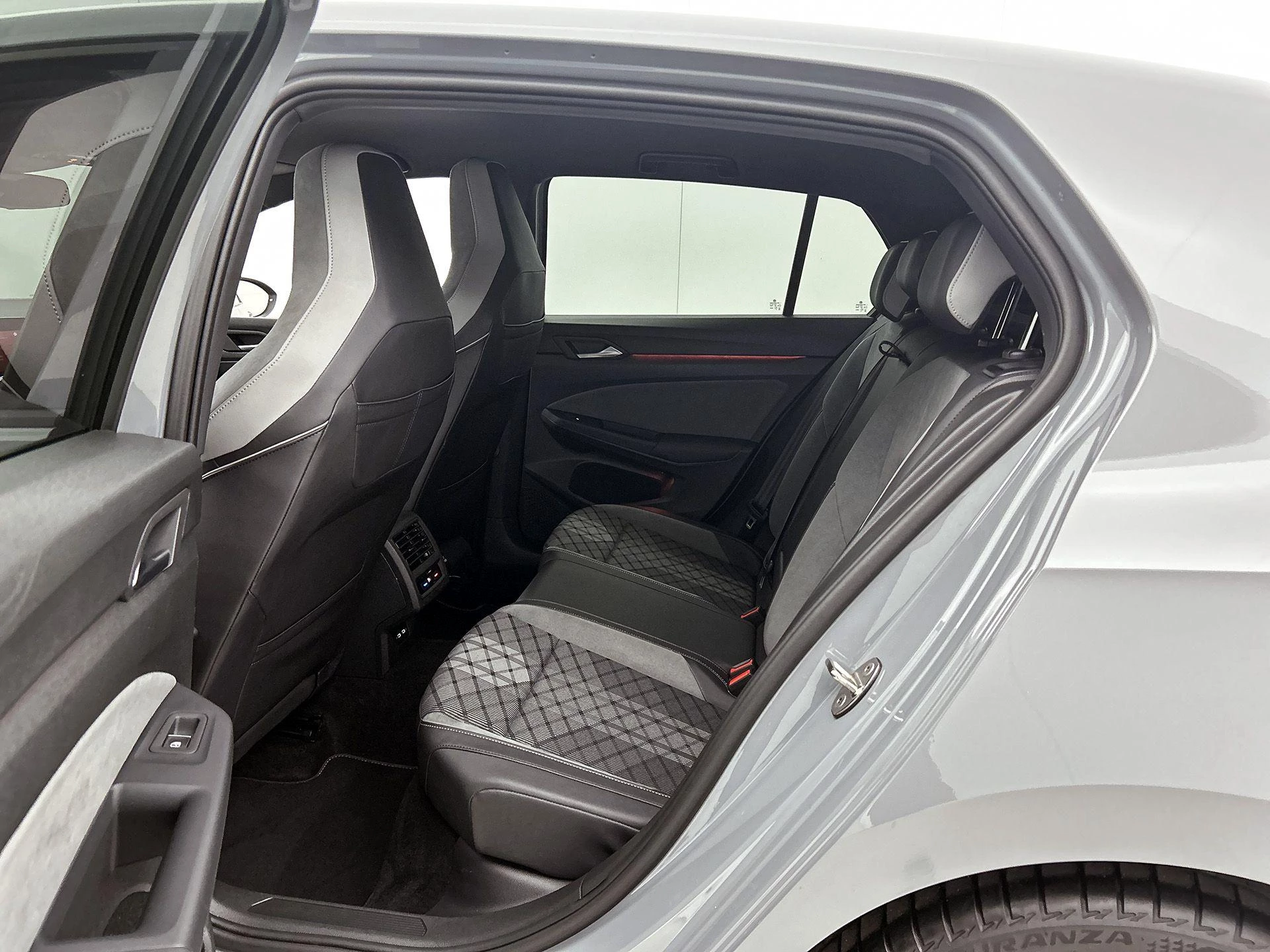 Volkswagen-Golf-image-26