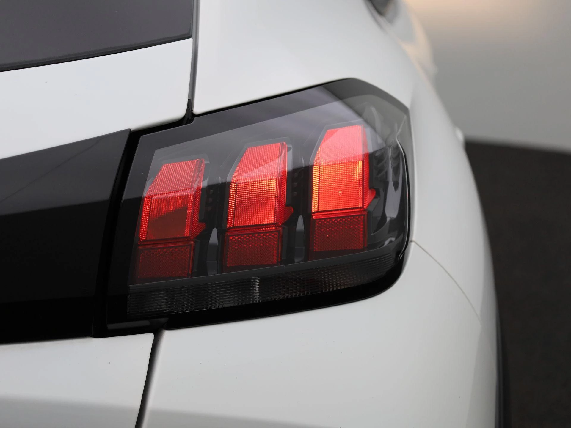 Peugeot-e-208-image-37