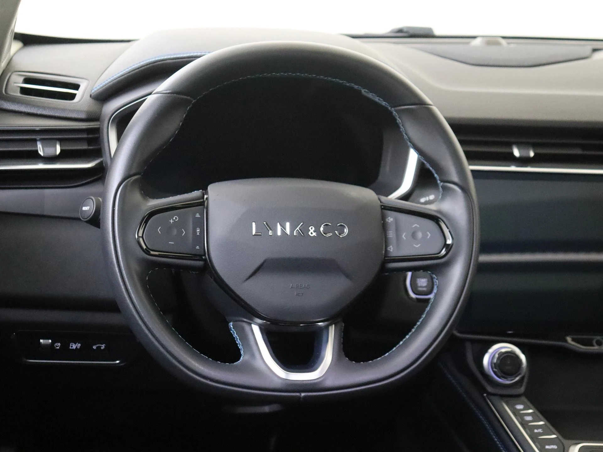 Lynk & Co-01-image-9