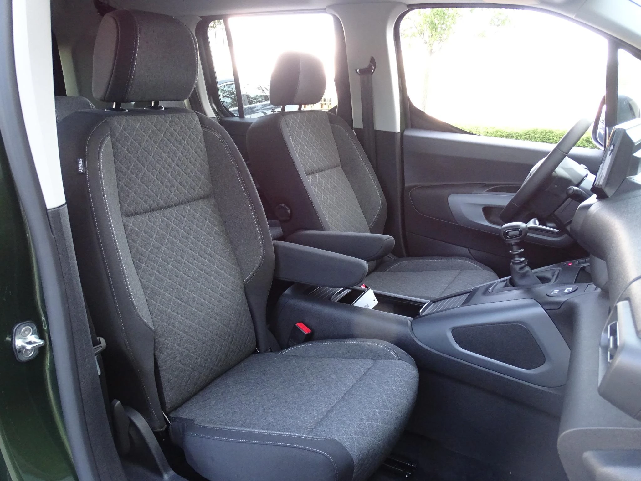 Opel-Combo Life-image-11