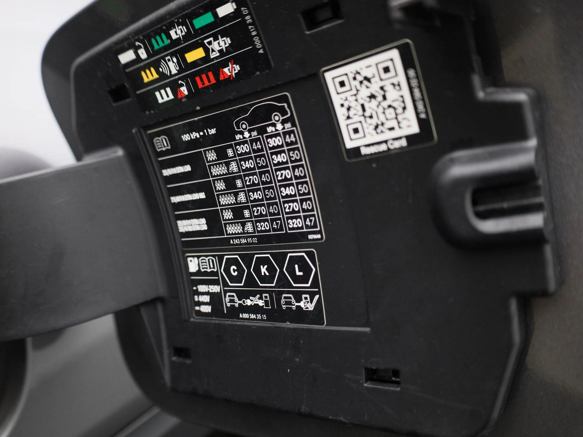 Mercedes-Benz-EQB-image-48