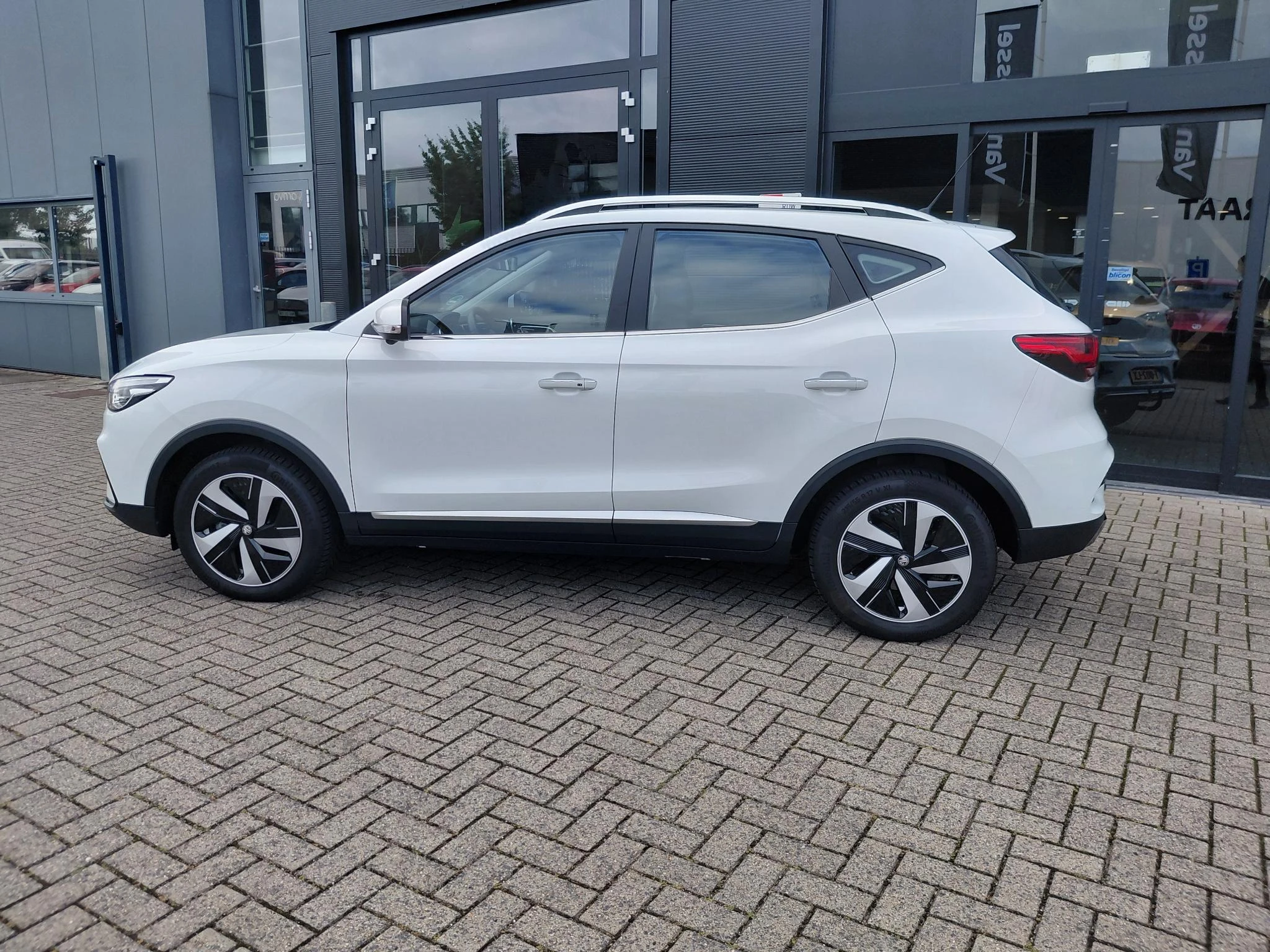 MG-ZS EV-image-2