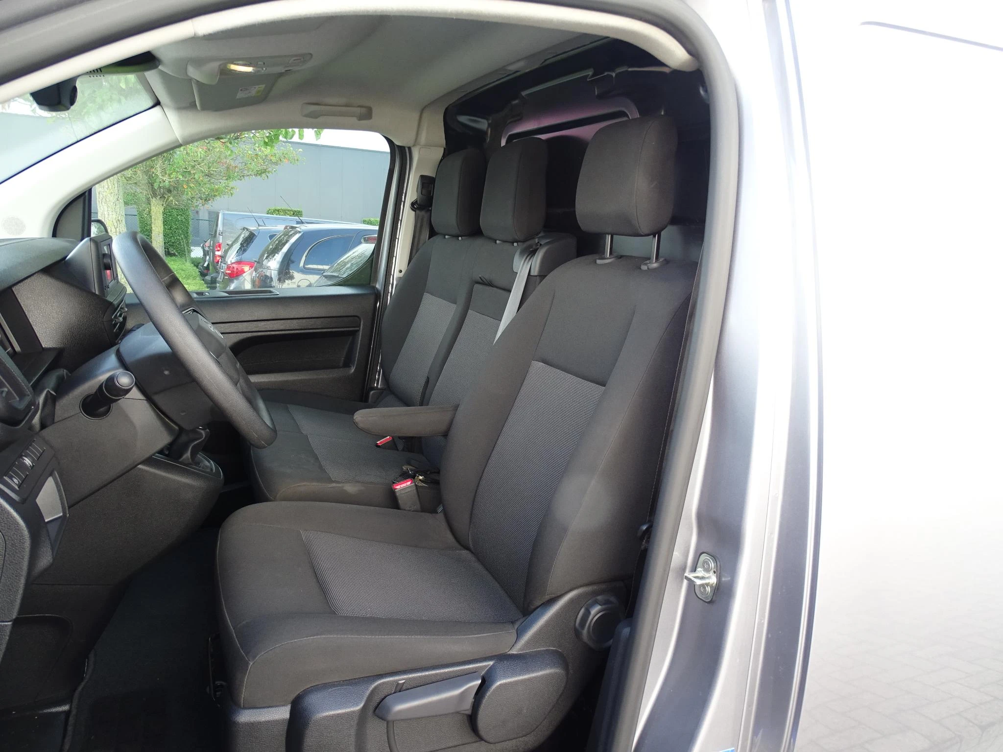 Opel-Vivaro-image-11