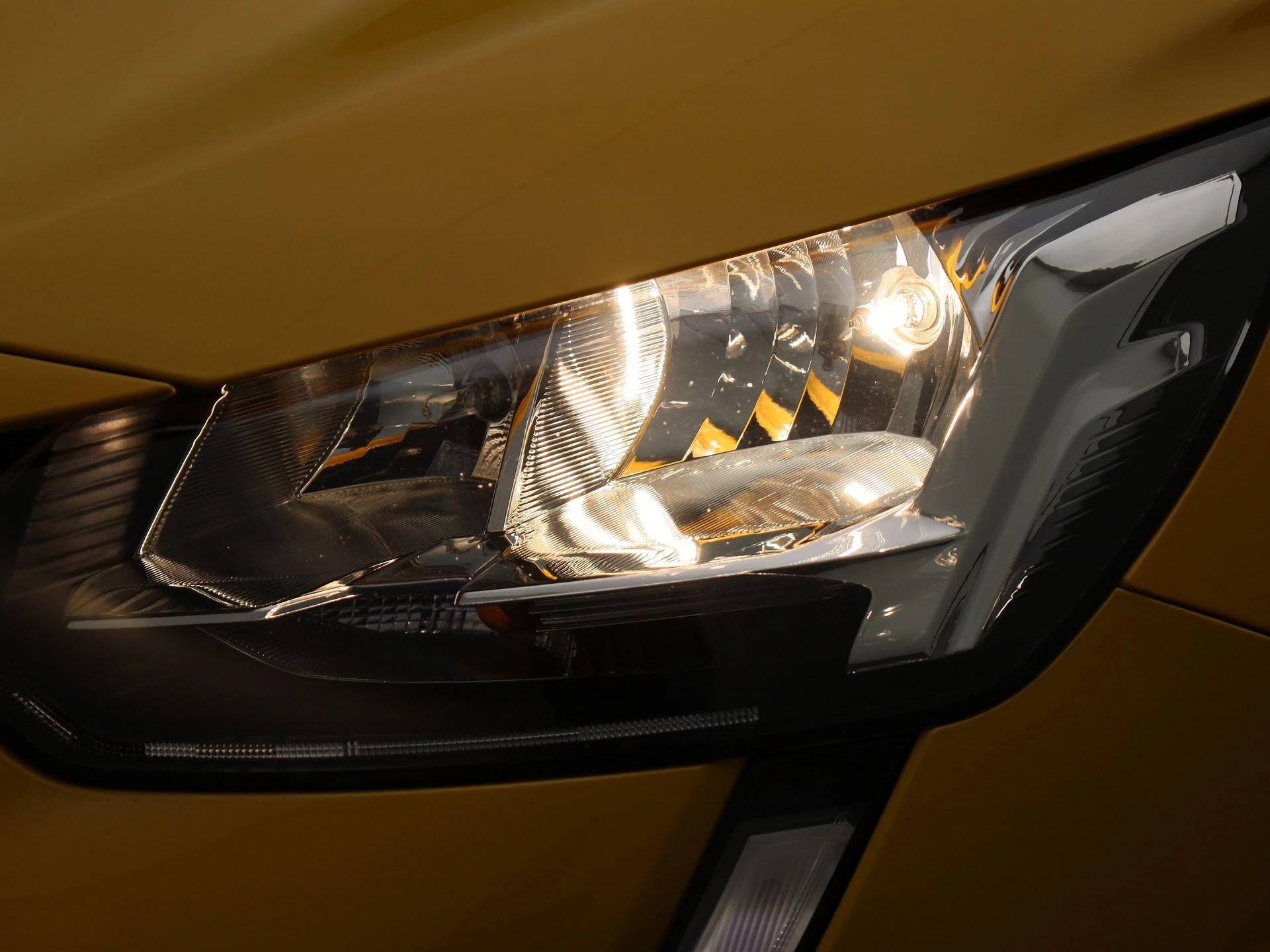 Peugeot-e-208-image-15