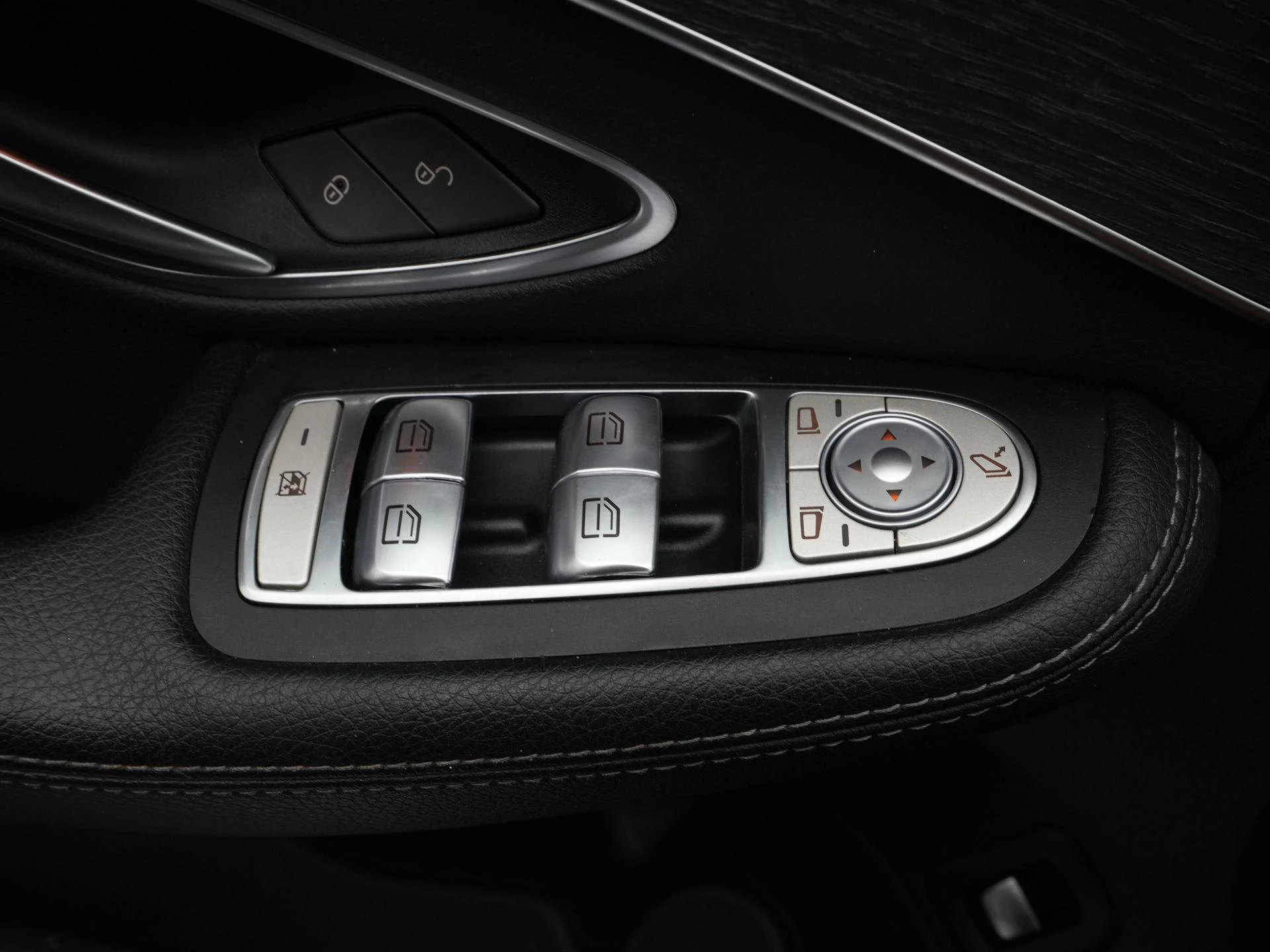 Mercedes-Benz-C-Klasse-image-25