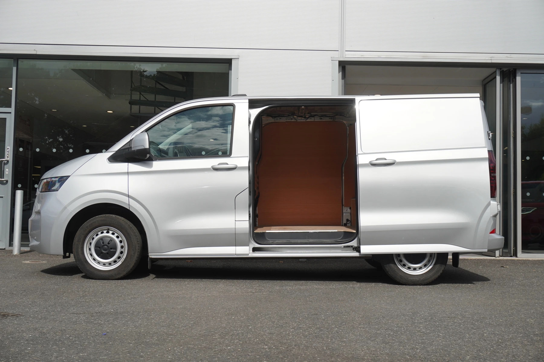 Volkswagen-Transporter-image-25