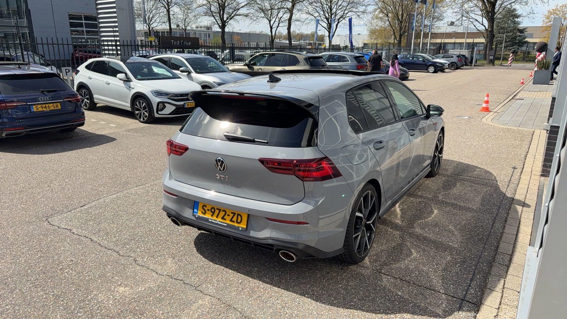Volkswagen-Golf-image-3