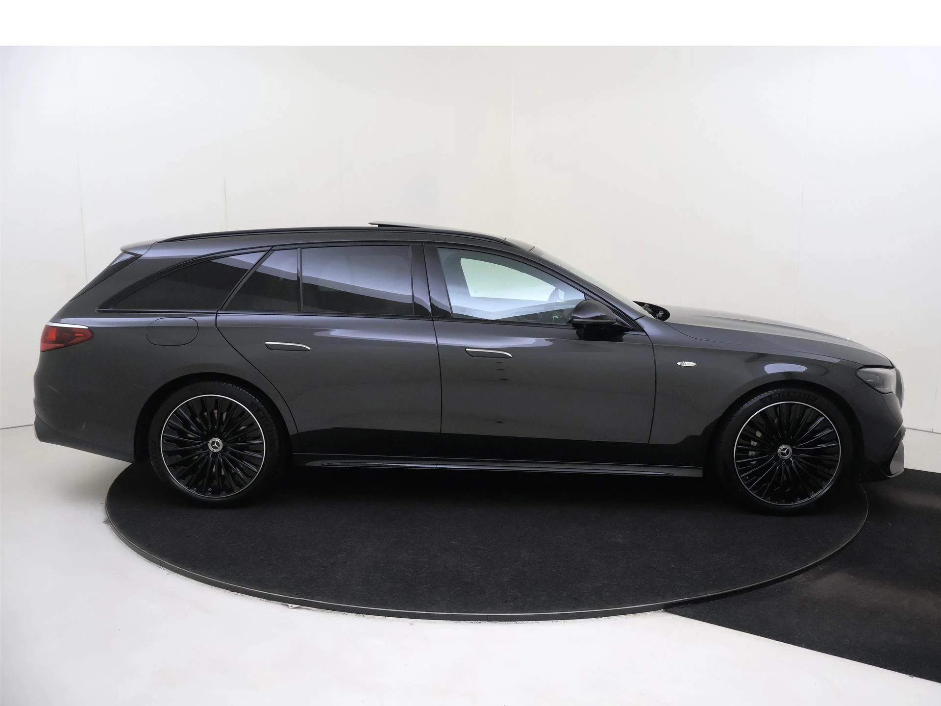 Mercedes-Benz-E-Klasse-image-8