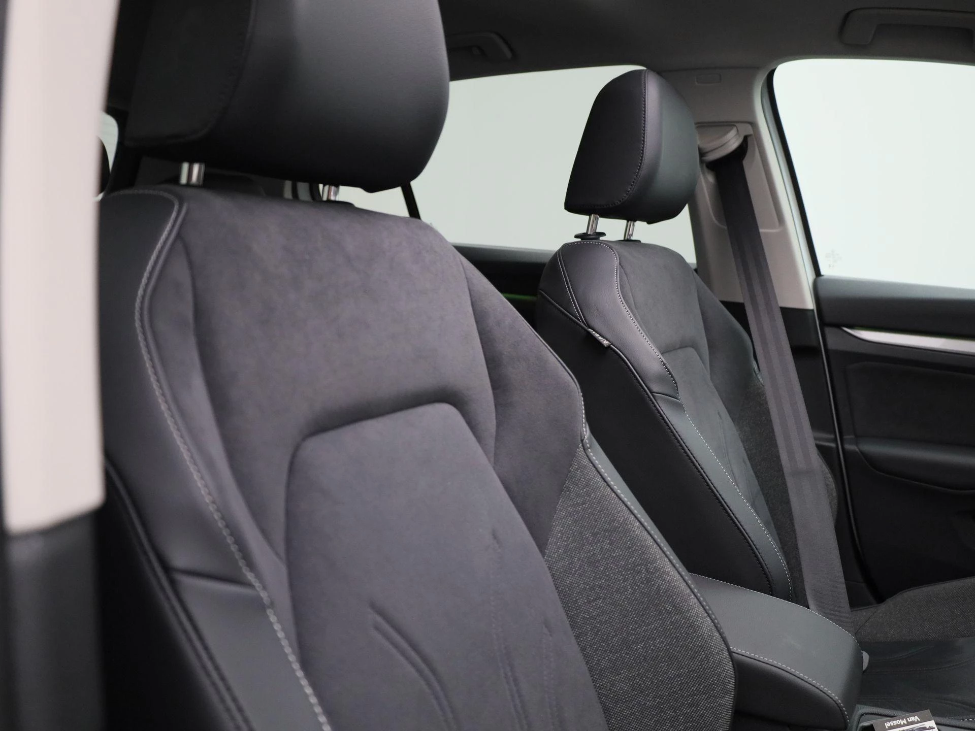Volkswagen-Golf-image-36