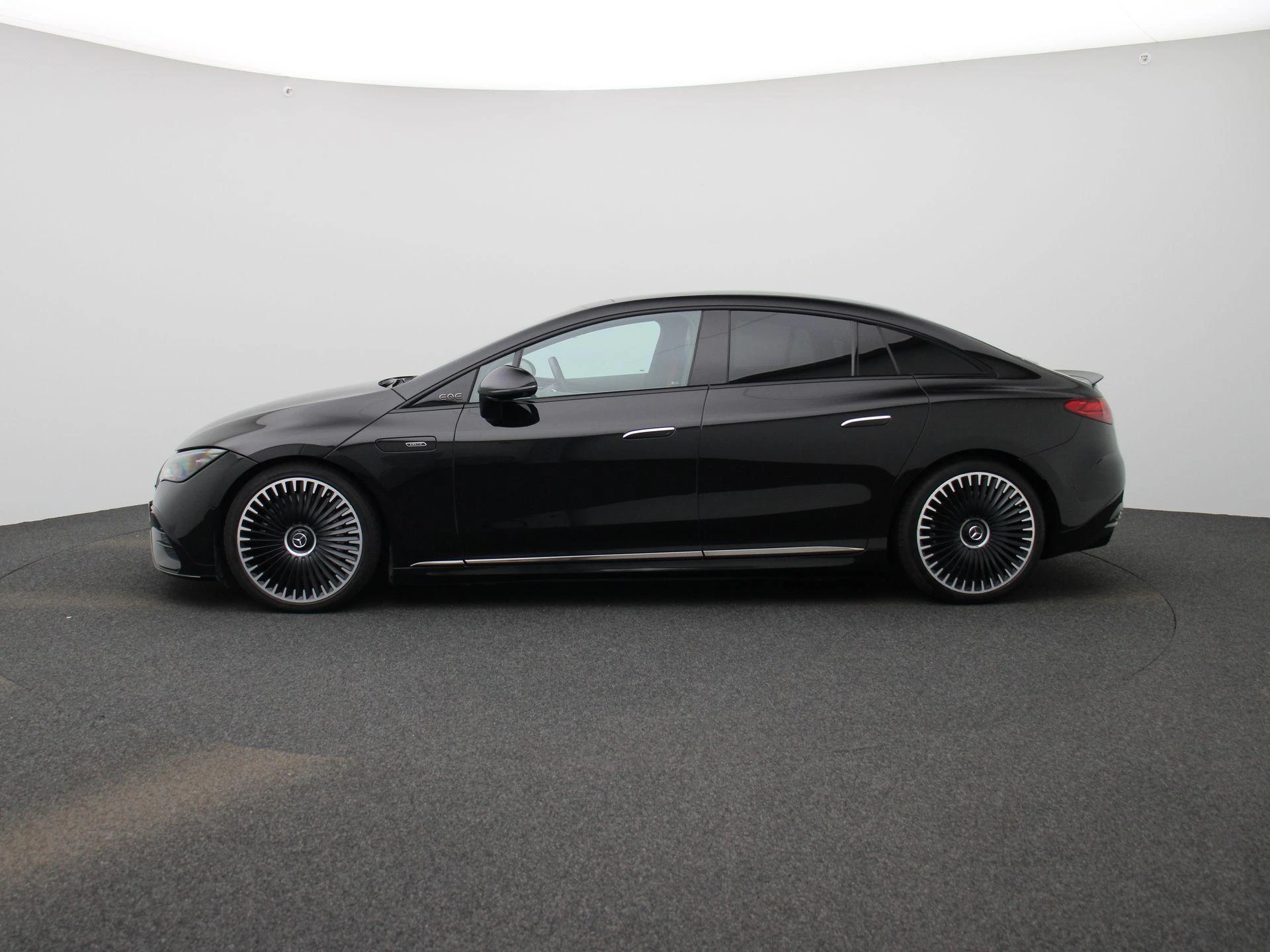 Mercedes-Benz-EQE-image-3