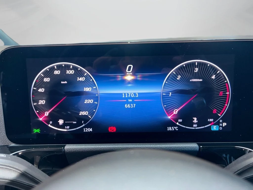 Mercedes-Benz-GLA 200 d-image-6