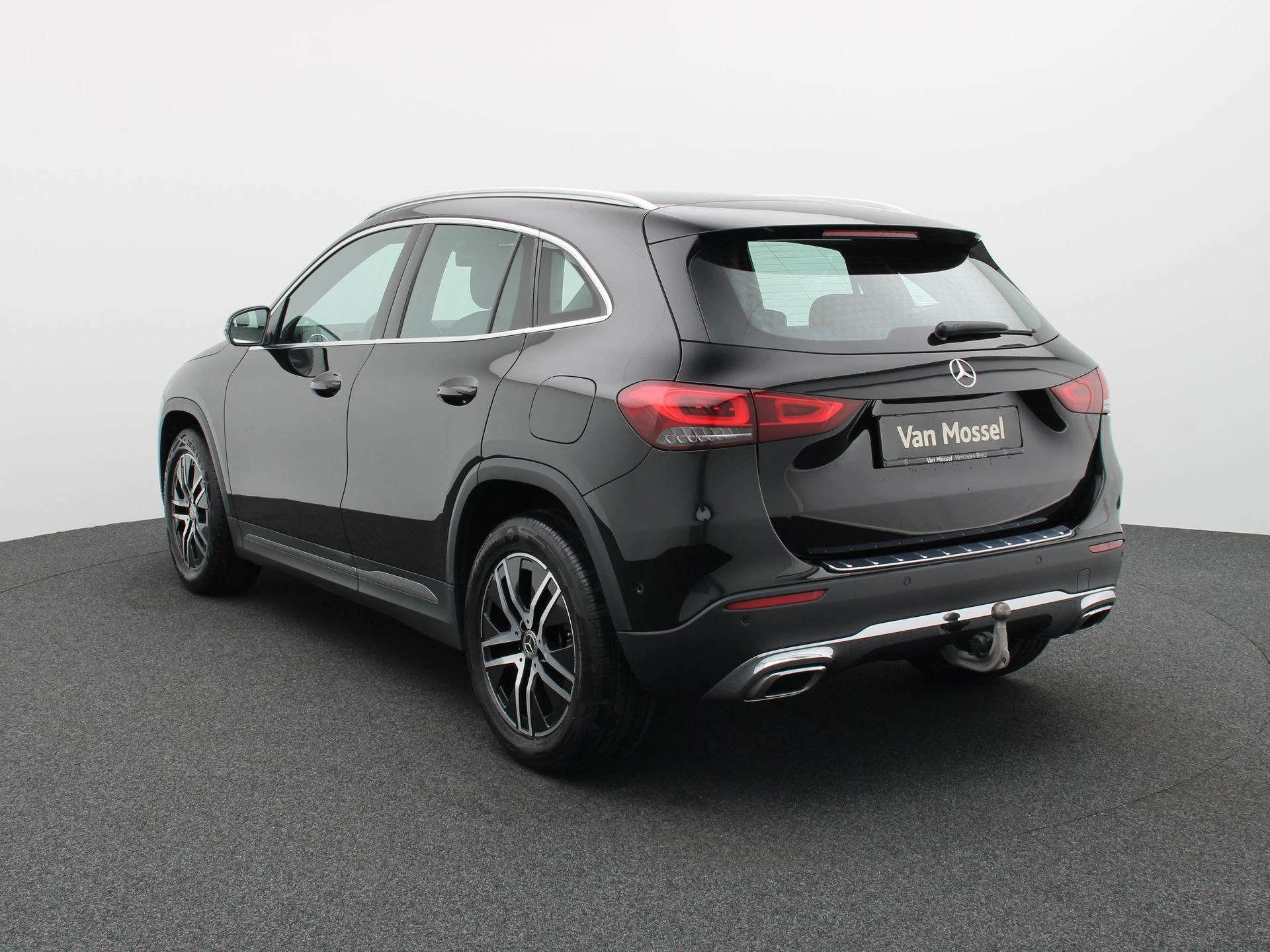 Mercedes-Benz GLA 180 Business Line + TREKHAAK + CAMERA + LED +