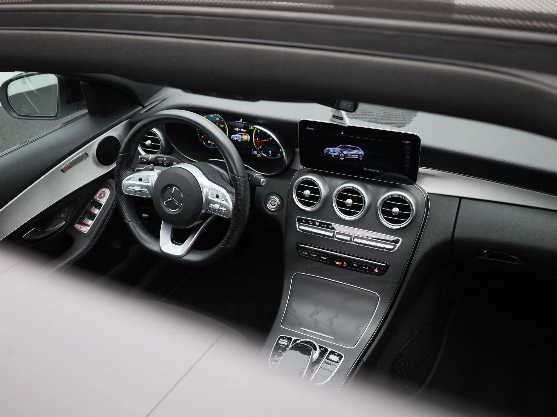 Mercedes-Benz-C-Klasse-image-40