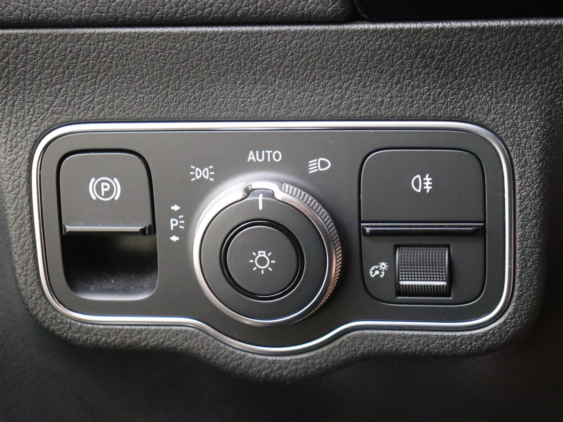 Mercedes-Benz-GLA-image-23