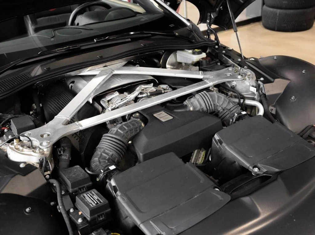 Aston Martin-V8 Vantage-image-30