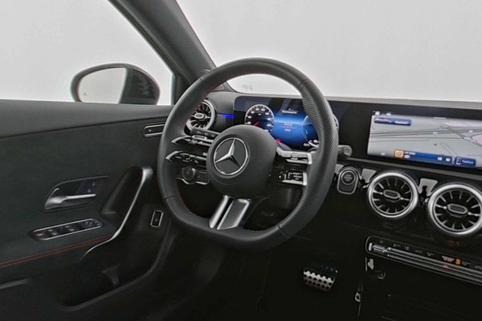 Mercedes-Benz A-Klasse 250 e AMG Line + PANO DAK + NIGHTPAKKET + CARPLAY +