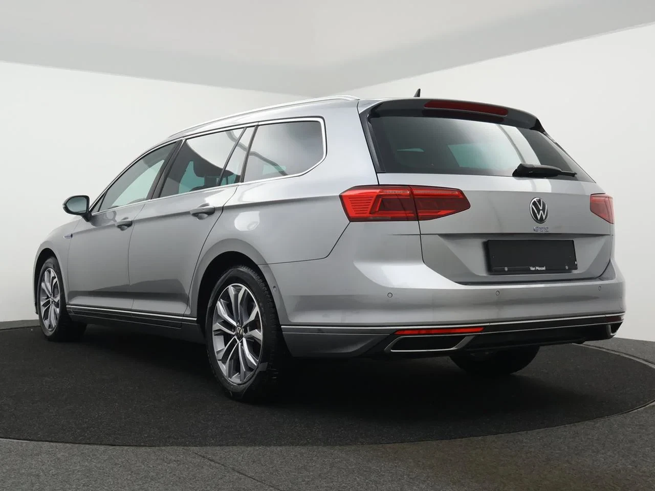 Volkswagen-Passat-image-12