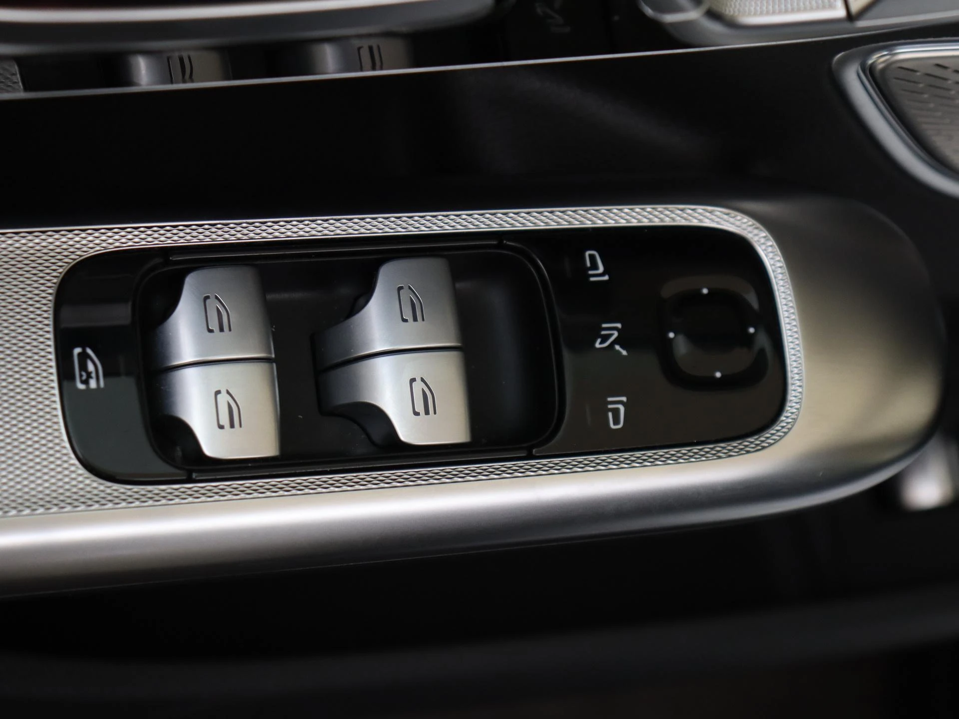 Mercedes-Benz-EQE-image-25