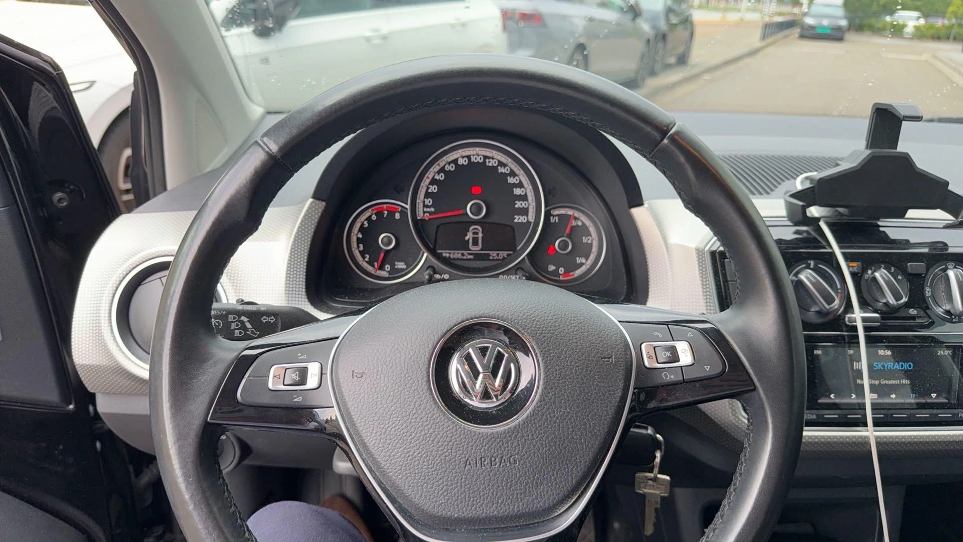 Volkswagen-up!-image-9
