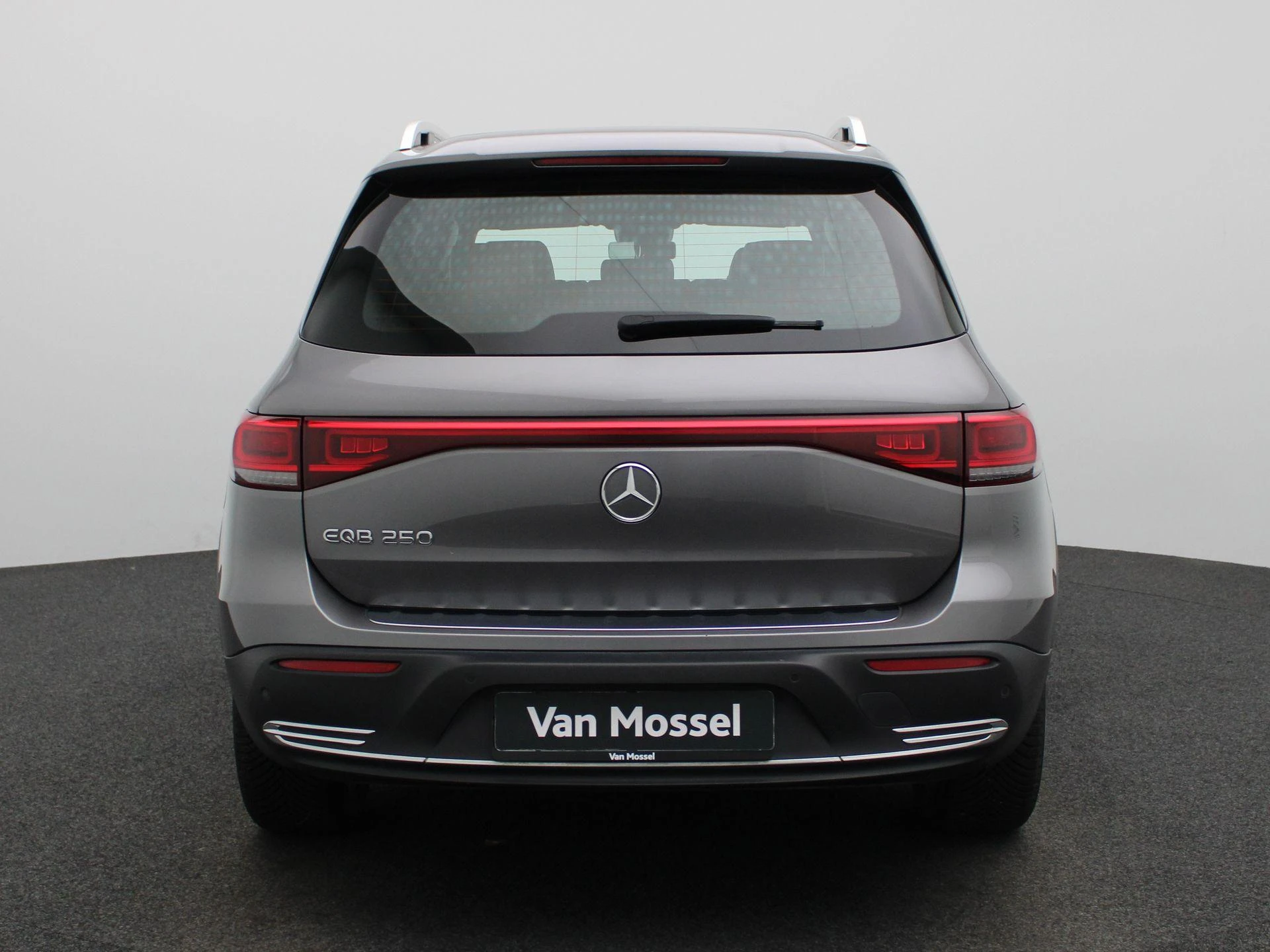 Mercedes-Benz-EQB-image-4